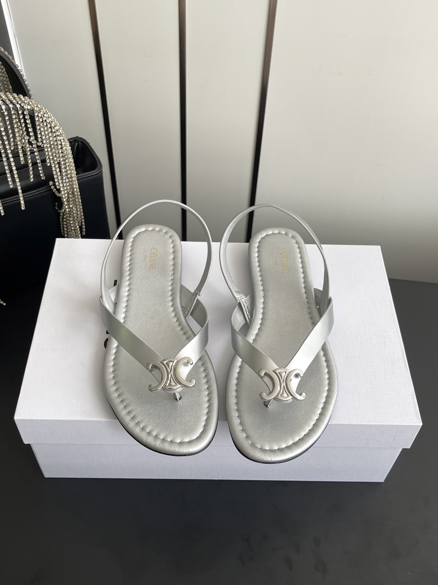 NO:882915,CELINE Celine 26ss new woven cow leather flat striped sandals~ Arc de Triomphe micro-label sandals Celine's full range of classic colors Versatile M skirts / pants, Internet celebrities wear it with dopamine, they are also super fashionable. The seemingly simple sandals have gone through many months of debugging and modification, and the shoe shape and midsole craftsmanship are all genuine... The real thing is more textured and atmospheric than the picture... The fabric is original calf leather lining imported cowhide, the sole is imported genuine leather outsole  Size 35-41 (40 41 customized), split-toe shoes, celine, celine, sandals, skirts, cowhide, Leather soles19860909CELINE 赛琳 26ss新款编织牛皮革平底条带小凉鞋~ 凯旋门微标凉鞋赛琳全系列经典配色 百搭M多裙子/裤子,网红搭配多巴胺穿也超级洋气 看似简单的凉鞋却历经多月M次调试改模,鞋型中底工艺都是正品级别……实物比图片更有质感大气…… 面料原版胎牛皮内里进口牛皮 鞋底进口真皮大底 码数35-41（40 41订做）,分趾鞋,celine,celine,sandals,skirts,cowhide,Leather soles,Women's Shoes