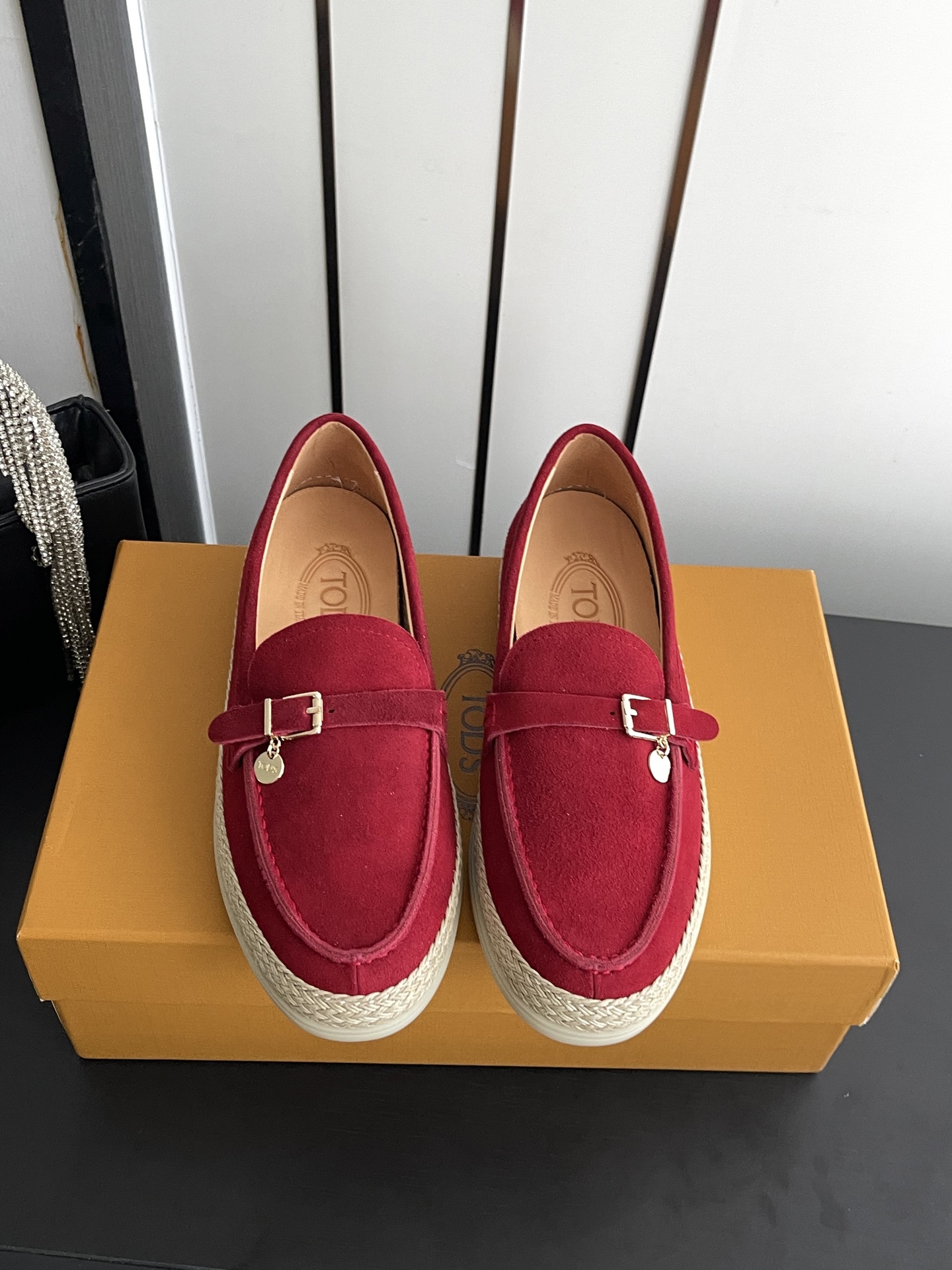 NO:889898,TODS 26ss new spring and summer thick-soled casual shoes loafers. This loafer is made of velvety suede leather. The buckle is embellished with accessories with the brand name. The outsole has three-dimensional details and raffia piping. It is versatile and comfortable and can easily create a casual sense of fashion. The fabric is sheepskin/mercerized cow suede. The lining is imported water-dyed cowhide. The outsole is made of hemp rope and combined with raw rubber bottom.  Size 35-40 (40 customized), loafers, Tod's, loafers, cowhide, sheep19860909TODS 托德斯 26ss春夏新款 厚底 休闲鞋 乐福鞋 本款乐福鞋以丝绒般的翻绒革制成 扣带点缀带品牌名称的配件 外底设有立体感细节和拉菲草嵌边 百搭舒适 轻松打造不经意的时尚感 面料羊京/丝光牛反绒 内里进口水染牛皮 大底麻绳编织组合生胶底片 码数35-40（40定做）,乐福鞋,Tod's,loafers,cowhide,sheep,Women's Shoes