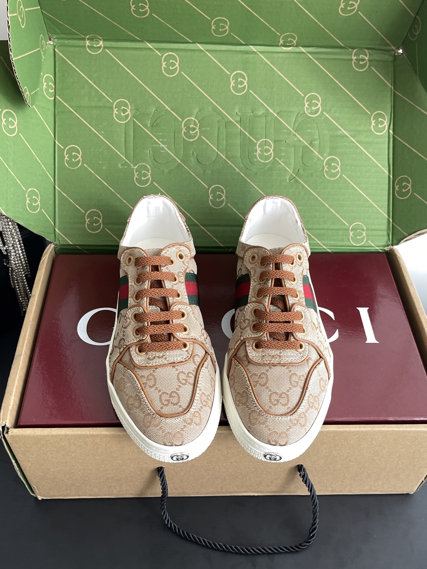 NO:889875,Women's Men's Gucci Stretch series couple's low-top sneakers. This new model reinterprets the brand's iconic sneakers with a lightweight, soft, flexible and versatile silhouette. It is a new member of the 'La Famiglia' series. This sneaker is made of elastic soft leather. Each pair of shoes is hand-made and distressed to create a unique personalized shoe. The tongue/shoe edge/toe are all covered with LOGO details. Tire cowhide distressed upper. Original TPU outsole imported from Italy.  Size 35-45 (female 40 41 male 45 customized), casual shoes/sports shoes, gucci, sneakers, cowhide19860909女款 男款 Gucci Stretch系列情侣款低帮运动鞋 这款新隽鞋履以轻盈柔软且灵活百搭的廓形焕新演绎品牌标志性运动鞋 为《La Famiglia》系列再添新成员 这款运动鞋以弹性软皮匠心打造 每双鞋均经过手工做旧处理 缔就独一无二的个性鞋履 鞋舌/鞋边/鞋头都带LOGO细节拉满 胎牛皮做旧鞋面 意大利进口原版TPU大底 码数35-45（女40 41 男45定做）,休闲鞋/运动鞋,gucci,sneakers,cowhide,Women's Shoes