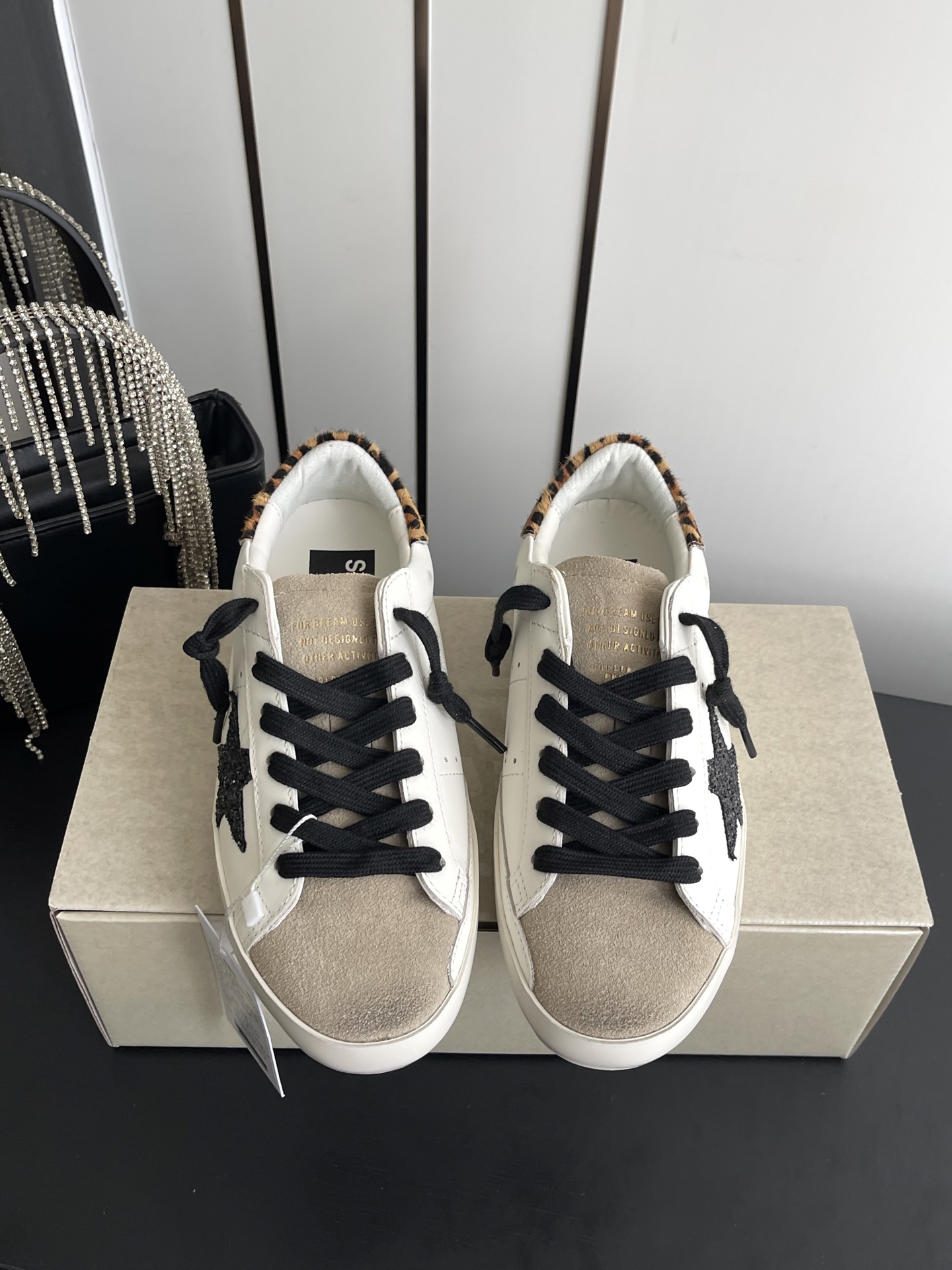NO:889887,GGDB Little Dirty Shoes 26ss summer new casual star sneakers, with the brand's iconic distressed texture. The shoe body lines are clean and simple. The star logo and retro color matching collide with each other to create a relaxed street atmosphere. With inner height increase, small people can easily control it. They don't have to choose the style. They can be suitable for jeans, sports pants or casual suits. They can be easily worn for casual daily high-end. They are suitable for commuting or traveling. Upper cowhide/cow suede, lining cowhide, original open molded outsole  Size 35-40 (40 customized), casual shoes/sports shoes, sneakers, jeans, business suit, cowhide19860909GGDB 小脏鞋 26ss夏季新款休闲星星板鞋 自带品牌标志性的做旧质感 鞋身线条利落简约 星星标识与复古配色碰撞出松弛的街头氛围.带有内增高小个子也能轻松驾驭 搭配上不挑风格 牛仔裤、运动裤或是休闲西装都能适配 轻松穿出随性的日常高级感 不管是通勤还是出游都很合适 鞋面牛皮/牛反绒 内里牛皮 原版开模大底 码数35-40（40订做）,休闲鞋/运动鞋,sneakers,jeans,business suit,cowhide,Women's Shoes