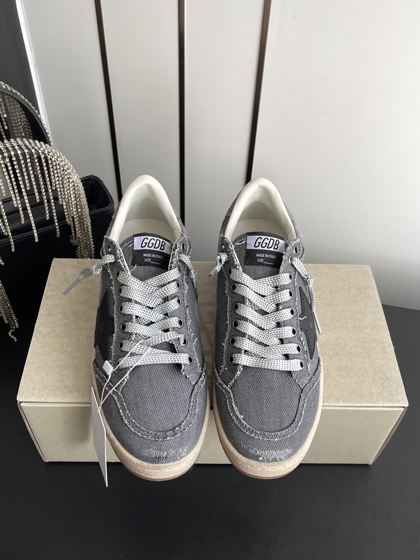 NO:889893,Couple style GGDB small dirty shoes 26ss summer new casual star sneakers have the brand's iconic distressed texture. The shoe body lines are neat and simple. The star logo and retro color matching collide with each other to create a relaxed street atmosphere. With inner height increase, small people can easily control it. They are not picky in style. They can be worn with jeans, sports pants or casual suits. They can be easily worn for casual daily high-end. Suitable for commuting or traveling. Upper cowhide/cow suede lining cowhide. Original open molded outsole  Size 35-44 (custom-made for women 40), casual shoes/sports shoes, sneakers, jeans, business suit, cowhide19860909情侣款GGDB 小脏鞋 26ss夏季新款休闲星星板鞋 自带品牌标志性的做旧质感 鞋身线条利落简约 星星标识与复古配色碰撞出松弛的街头氛围.带有内增高小个子也能轻松驾驭 搭配上不挑风格 牛仔裤、运动裤或是休闲西装都能适配 轻松穿出随性的日常高级感 不管是通勤还是出游都很合适 鞋面牛皮/牛反绒 内里牛皮 原版开模大底 码数35-44（女40订做）,休闲鞋/运动鞋,sneakers,jeans,business suit,cowhide,Women's Shoes