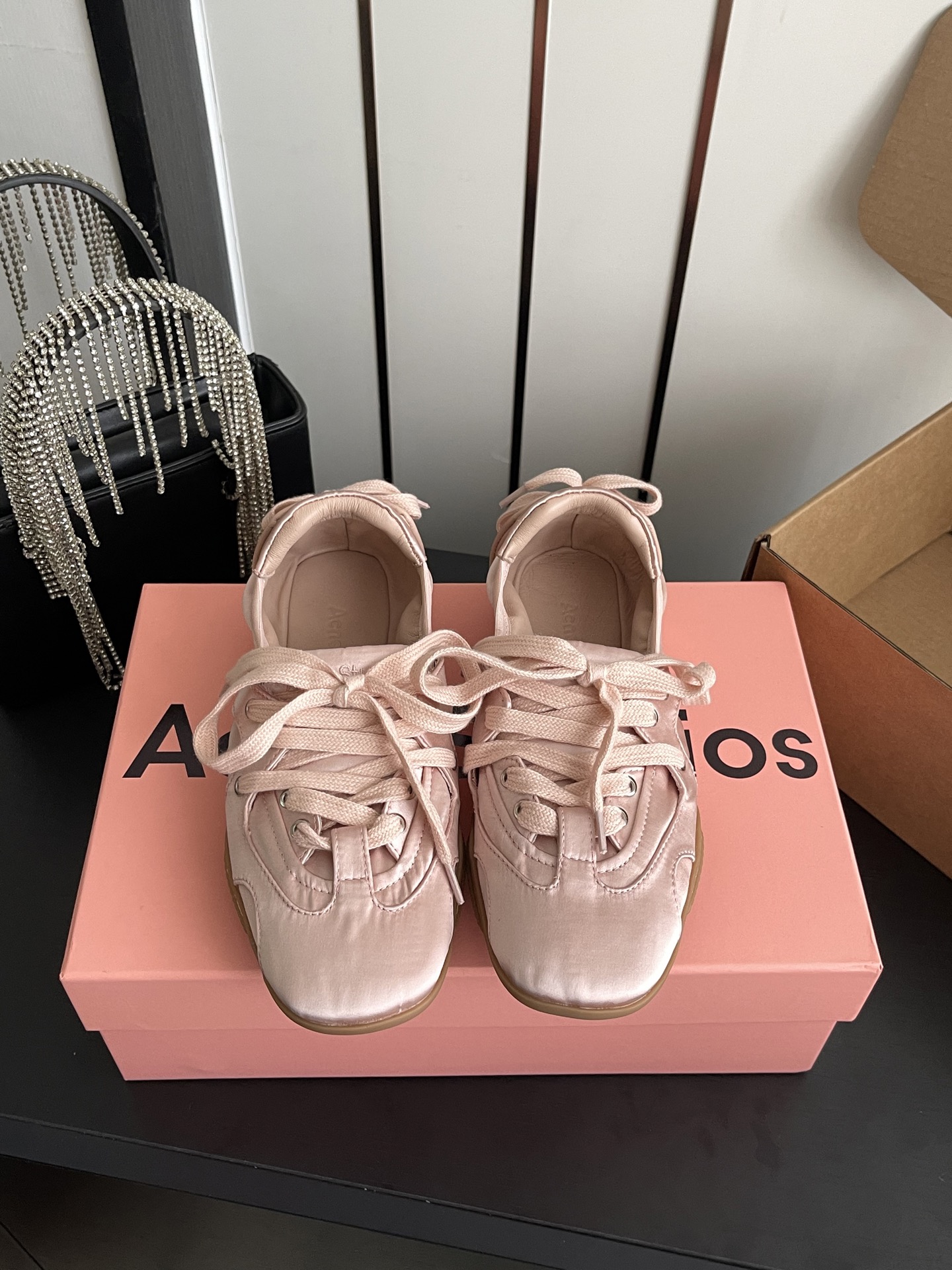 NO:889880,Acne Studios 26ss new ballet sneakers for autumn and winter. Acne Studios combines sneakers with elements of the popular ballet shoes to launch ballet sneakers for the first time. The entire pair of shoes also refers to the real pointe shoes worn by ballerinas, creating a strap design in the front half. There are also cross straps on the heel, boat-shaped shoe body, narrow and long last, etc., which are somewhat similar to pointe shoes.  The upper is made of textured veneer leather, and there are exquisite decorative straps on the rear of the shoe. It is paired with a seamless rubber sole. It is a pair of flat shoes with a romantic and street feel. Size 35-40 (40 customized), casual shoes/sports shoes, Acne studios, dior, flats, sneakers19860909Acne Studios 26ss秋冬 新款芭蕾舞运动鞋 Acne Studios将运动鞋与当下热门的芭蕾舞鞋元素结合首次推出芭蕾舞运动鞋 整双鞋也参考了芭蕾舞女演员真实穿的足尖鞋,打造前半段的绑带设计,脚后跟的地方也有交叉绑带,船型鞋身、窄长楦头等等,都和足尖鞋有几分相似. 鞋面采用带有纹路的饰面皮革制成,鞋后方还有精致的装饰性绑带,搭配无缝橡胶鞋底,是一双兼具浪漫与街头感的平底鞋. 码数35-40（40定做）,休闲鞋/运动鞋,acne studios,dior,flats,sneakers,Women's Shoes