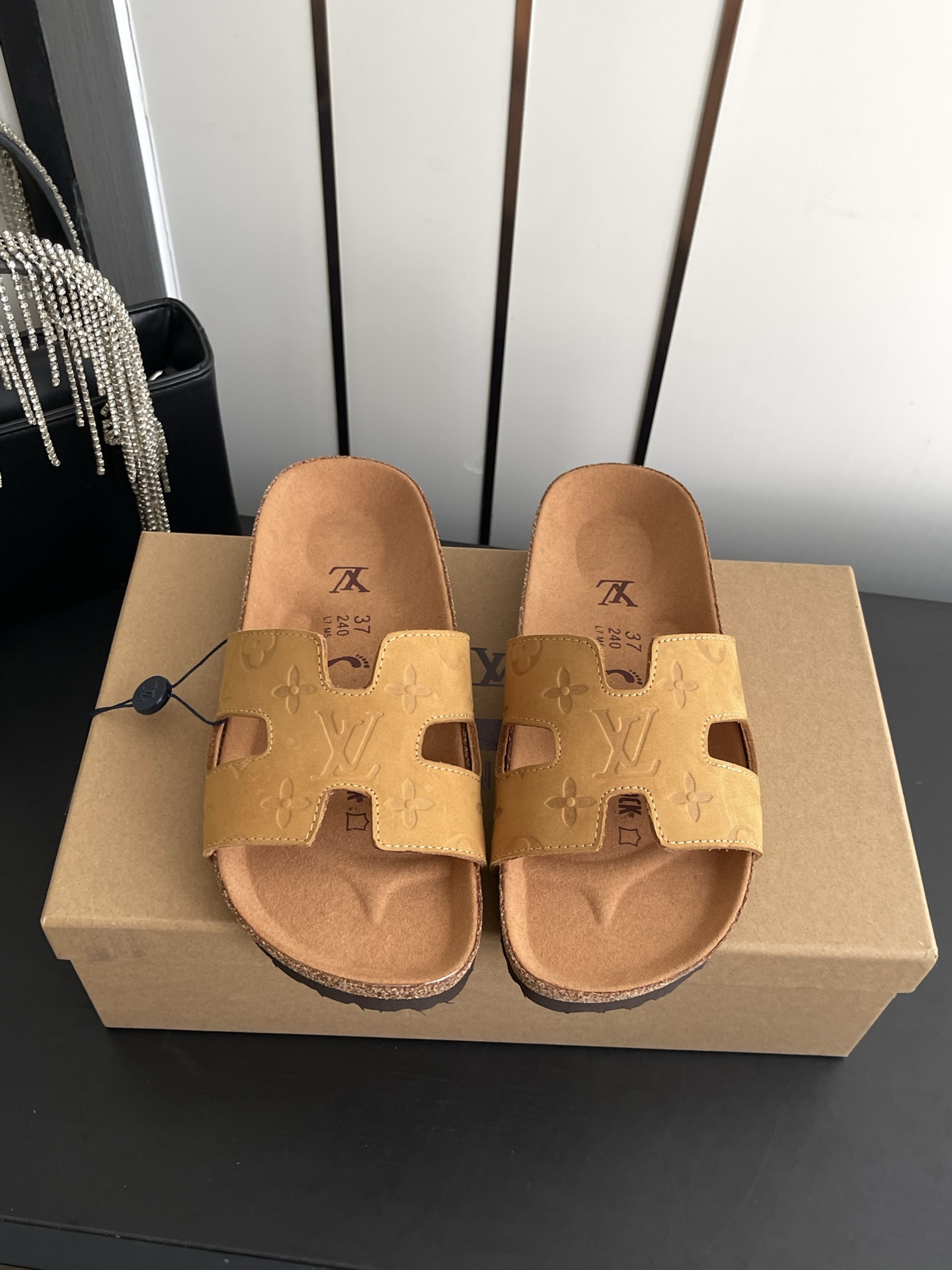 NO:889874,Louis Vuitton  Lining cowhide, sole original molded EVA ultra-light material, code number 35-45 (40 for women, 45 for men, customized), slippers, birkenstock, louis vuitton, slippers, cowhide19860909Louis Vuitton × BIRKENSTO 联名款Boston两带软底 勃肯沙滩凉拖 万年经典勃肯软底强势推出 一个品牌就是一个类型 其构造鉴于人体工学设计 让脚完全解放舒适打造的 所以其脚床的构造完全贴合脚的弧度 夏日炎炎 少不了一双轻盈又舒适的 这款橡木材质勃肯软木鞋复古双扣休闲沙滩凉拖 简直就是救星 鞋面定制老花皮 内里牛皮 鞋底原版开模EVA超轻材料 码数35-45（女40 男45定做）,拖鞋,birkenstock,louis vuitton,slippers,cowhide,Women's Shoes