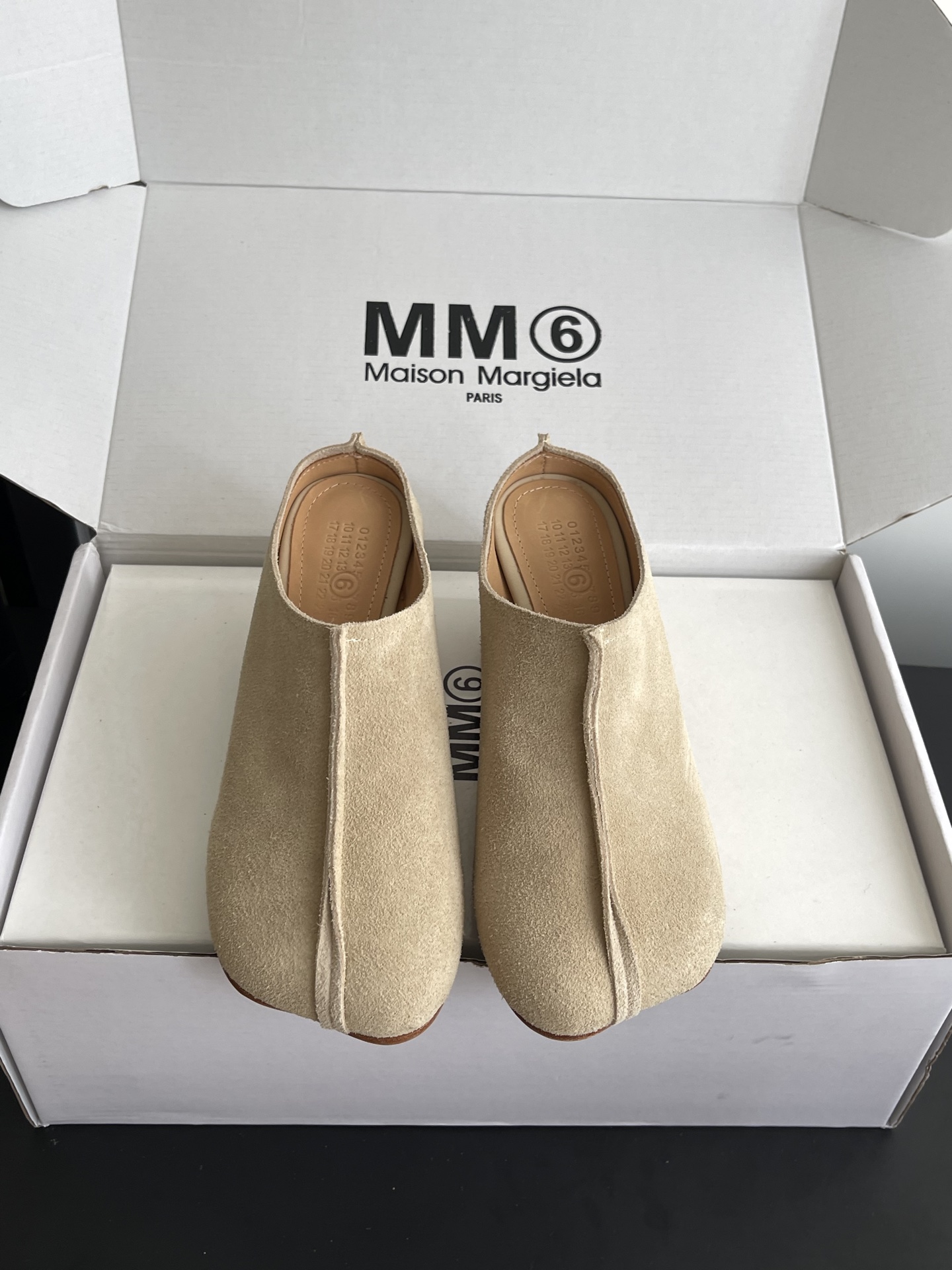 NO:889863,Maison Margiela mm6 26ss summer new retro toe-toe thick-heeled Mule slippers. Split-toe Mule slippers series with a relaxed retro atmosphere. The neat half-slipper shape is matched with the iconic split-toe cut. The rounded toe box accommodates wide feet. The thick heel design takes into account both walking stability and visual enhancement effect. The multi-color texture covers four seasons. The open half-slipper design is easy to put on and take off without restraint.  Daily wear is suitable for various scenes. Pair it with straight-leg suits and work skirts to create a minimalist and relaxed style. Pair it with a long windbreaker to create a cool intellectual atmosphere. It can be easily controlled for daily outings, commuting to work, visiting stores to take photos, and short trips. Upper cowhide/cow suede Lining cowhide leather outsole Heel height 7cm Size 35-41 (40 41 custom-made), half-drag, masion margiela, slippers, skirts, business  suit,cowhide,leather soles19860909Maison Margiela mm6 26ss夏季新款复古包头粗跟穆勒拖 自带松弛复古氛围感的分趾穆勒拖系列,利落的半拖鞋型搭配标志性分趾剪裁,圆润鞋头包容宽脚肉脚,粗跟设计兼顾行走平稳度与视觉增高效果,多色质感覆盖四季穿搭场景,敞口半拖设计穿脱便捷无束缚. 日常穿搭适配多场景造型,搭配西装直筒裤、工装半裙打造极简松弛风,搭配长款风衣塑造清冷知识分子氛围感；日常出街、通勤办公、探店拍照、短途出游都能轻松驾驭. 鞋面牛皮/牛反绒 内里牛皮 大底真皮大底 跟高7cm 码数35-41（40 41订做）,半拖,masion margiela,slippers,skirts,business suit,cowhide,Leather soles,Women's Shoes