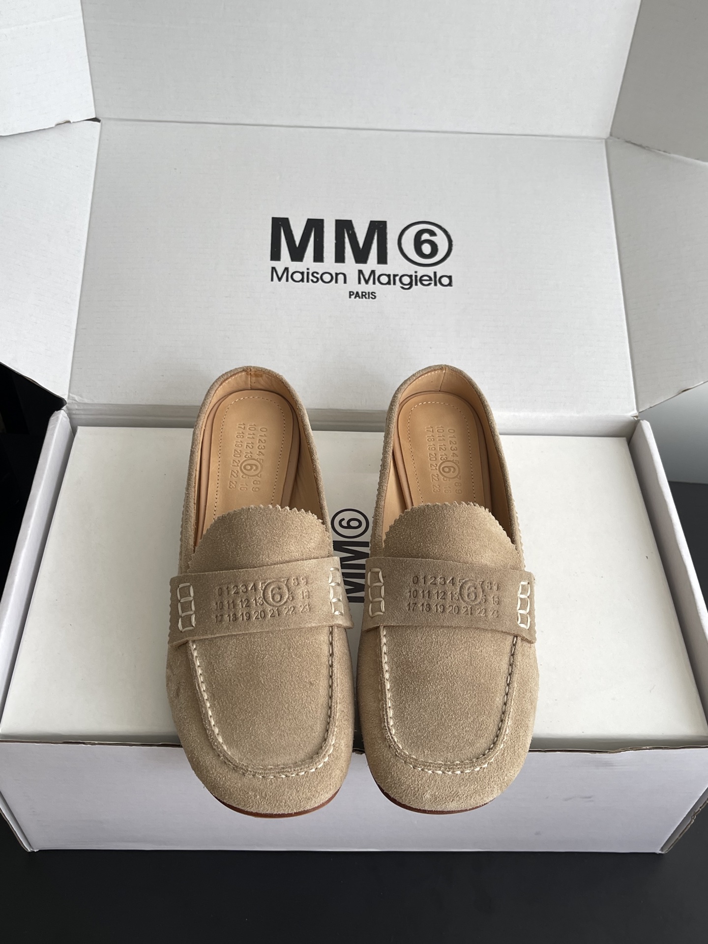 NO:889868,Maison Margiela mm6 26ss Summer New Retro Mid-Heel Loafer Mule Slides Retro Loafer Mule Slides with a relaxed and minimalist atmosphere. The round-toe loafer shoe shape is equipped with a heelless half drag design. The shoe mouth is embellished with zigzag lace. The embossed logo on the upper adds recognition. The heelless structure can be put on and taken off in one step. It can be adapted to various foot types.  Suitable for all kinds of colors in the wardrobe regardless of skin color, taking into account artistic appearance and practical wear in all seasons. If you want a pair of lazy commuter shoes that have a lazy retro atmosphere and are versatile and durable, this retro heelless Loft Mule slip series is an all-purpose item for your shoe cabinet. The upper is cowhide/Niujing, the lining is cowhide, the outsole is genuine leather, the heel height is 3.5cm, the size is 35-41 (40 41 custom-made), half drag, masion  margiela,loafers,cowhide,Leather soles19860909Maison Margiela mm6 26ss夏季新款复古中跟乐福鞋穆勒拖 自带松弛极简氛围感的复古乐福穆勒拖,圆润圆头乐福鞋型搭配无后跟半拖设计,鞋口锯齿花边点缀,鞋面压印标识增添辨识度,无后跟结构穿脱一步到位,各种脚型都能适配. 适配衣柜里各类色系穿搭不挑肤色,兼顾文艺颜值与四季实穿性,想要一双兼顾慵懒复古氛围感、百搭耐穿的懒人通勤单鞋,这款复古无后跟乐福穆勒拖系列是鞋柜刚需万能单品. 鞋面牛皮/牛京 内里牛皮 大底真皮大底 跟高3.5cm 码数35-41（40 41订做）,半拖,masion margiela,loafers,cowhide,Leather soles,Women's Shoes