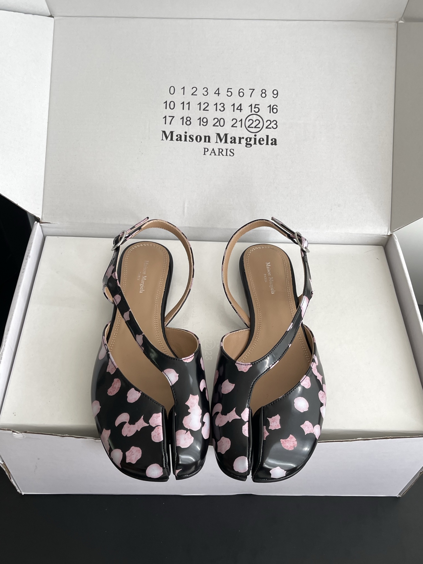 NO:889844,Maison Margiela mm6 26ss new summer printed split-toe shoes are cherry blossom print split-toe shoes with a soft spring atmosphere. The neat split-toe outline is matched with soft pink cherry blossom blooming print. The upper is made of glossy texture, and the body lines are smooth and neat. The iconic split-toe cut breaks the conventional shoe design. The loose shoe compartment does not crowd the foot. The low-flat shoe shape takes into account walking comfort and daily adaptability. It is designed to be easy to put on and take off without restraint.  The upper foot feels soothing and pressure-free. The flat-soled shoe shape evenly distributes the force on the sole of the foot. It is not easy for the feet to be sore after walking for a long time. The round toe box accommodates wide feet without squeezing the toes. The inside of the shoe compartment is smooth and skin-friendly without rubbing the toe. The split-toe cut fits the line of the foot without getting stuck on the skin. It is breathable for long time wear in spring and summer. The upper is cowhide, the lining is cowhide, and the outsole is genuine leather. The size is 36-41 (40 41 custom-made), split-toe shoes, masion  margiela,flats,cowhide,leather soles19860909Maison Margiela mm6 26ss夏季新款印花分趾鞋 自带春日柔飒氛围感的樱花印花分趾鞋,利落的分趾轮廓搭配柔粉樱花晕染印花,鞋面采用亮面质感打造,鞋身线条流畅利落,标志性分趾剪裁打破常规鞋型设计,宽松鞋仓不挤脚面,低平鞋型兼顾行走舒适度与日常适配度,设计穿脱便捷无束缚. 上脚脚感舒缓无压力,平底鞋型均匀分散足底受力,久走久站双脚不易酸胀,圆润鞋头包容宽脚肉脚不挤趾尖,鞋仓内里顺滑亲肤不磨脚面,分趾剪裁贴合足部线条不卡皮肤,春夏久穿透气不闷汗. 鞋面牛皮 内里牛皮 大底真皮大底 码数36-41（40 41订做）,分趾鞋,masion margiela,flats,cowhide,Leather soles,Women's Shoes