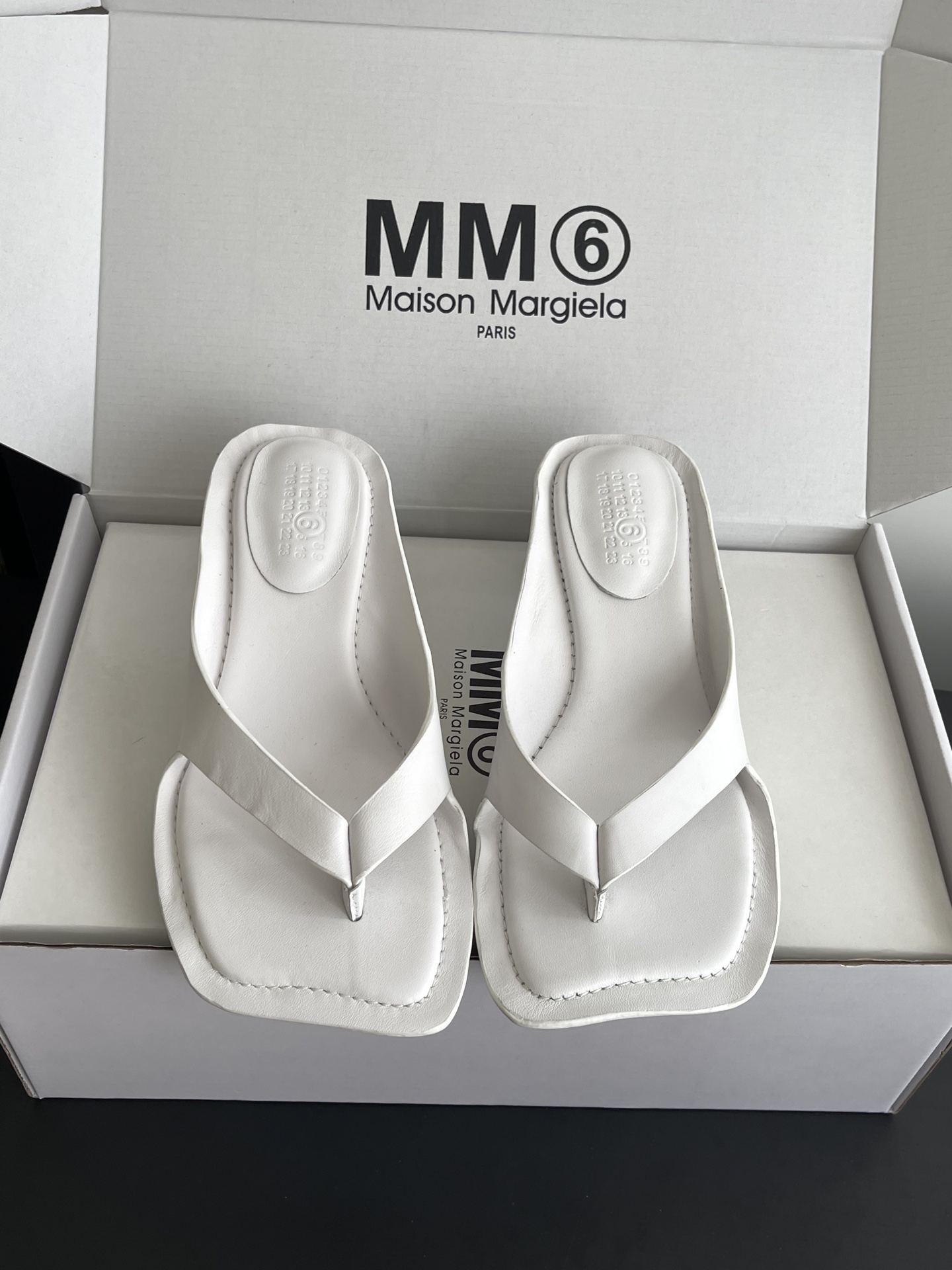NO:889849,Maison Margiela mm6 26ss new summer square-toe high-heeled flip-flops are square-toe flip-flops with a relaxed and high-end atmosphere. The neat square-toe outline is matched with a simple flip-flop strap design. The body of the shoe is smooth and neat. The iconic wide-sided square toe design weakens the presence of the foot. The open-top sandal design is easy to put on and take off without restraint.  Suitable for all kinds of spring and summer colors regardless of skin color, taking into account the casual and relaxed appearance and the practicality of spring and summer. If you want a pair of sandals that have a high-end atmosphere and are versatile and durable, this series of square-toe flip-flops are a must-have item for spring and summer. The upper is cowhide, the lining is cowhide, and the outsole is original molded outsole. The heel height is 5.5cm, and the size is 35-40 (40 is customized), split-toe shoes, masion.  margiela,slippers,cowhide19860909Maison Margiela mm6 26ss夏季新款方头高跟夹趾人字拖 自带松弛高级氛围感的方头夹趾人字拖,利落的方头轮廓搭配简约夹趾人字带设计,鞋身线条流畅利落,标志性的宽边方头设计弱化脚面存在感,敞口凉拖设计穿脱便捷无束缚. 适配各类春夏色系穿搭不挑肤色,兼顾随性松弛颜值与春夏实穿性,想要一双兼顾高级氛围感、百搭耐穿的凉拖鞋款,这款方头夹趾人字拖系列是春夏刚需百搭单品. 鞋面牛皮 内里牛皮 大底原版开模大底 跟高5.5cm 码数35-40（40订做）,分趾鞋,masion margiela,slippers,cowhide,Women's Shoes