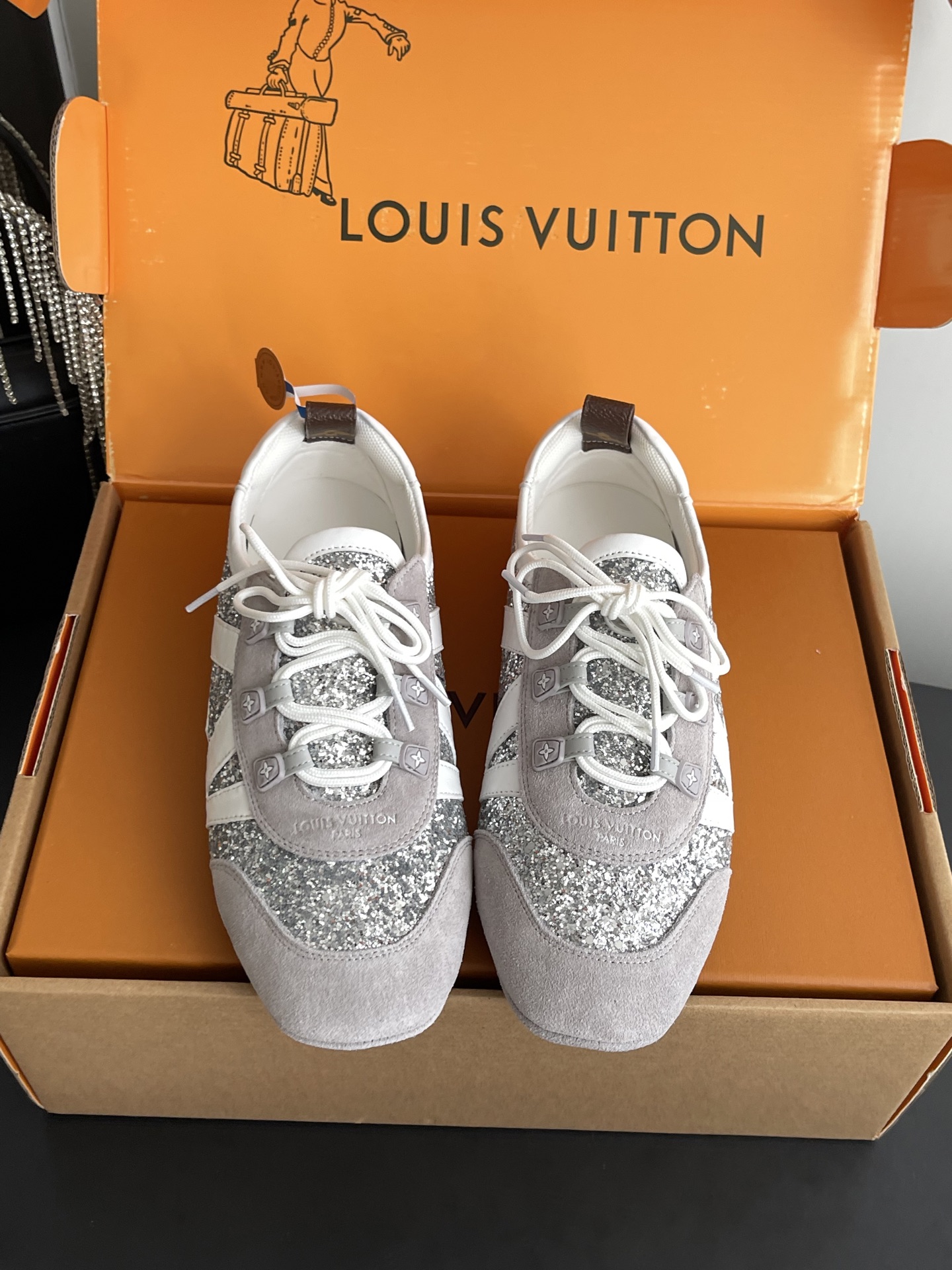 NO:900575,Louis Vuitton Louis Vuitton Sneakerina Series Ballet Sneakers Sneakers have been very popular recently. Brand spokesperson Song Qian and Zhou Dongyu, brand ambassadors Zhong Chuxi, Ouyang Nana, Jin Chen, actors Zhuang Dafei, Xu Ruohan, Shen Yujie, Zhang Chuwen, and track and field athletes Wu Yanni have stepped up to show the trend of dynamic sports. This pair of shoes combines the design of sports shoes with modern ballet flat shoes. The lines are smooth, showing lightness and dynamic, perfect combination of function and fashion. The perfect interpretation of minimalist sports style. Whether it is daily casual or elaborate dressing up, it can be easily adapted to the flexible sole made of Sacchetto craftsmanship, which brings a great foot feel. The shoe body is equipped with Louis Vuitton's iconic elements such as Monogram patterns. It instantly adds style and attracts countless eyes. If you want to make your outfit more exciting, this is the right choice! Size 35-42 (40 41 42 customized), casual shoes/sports shoes, louis vuitton, louis vuitton, flats, sneakers19860909Louis Vuitton 路易威登 Sneakerina系列 芭蕾运动鞋 运动鞋近来热度居高不下 品牌代言人宋茜周冬雨,品牌大使钟楚曦欧阳娜娜金晨,演员庄达菲徐若晗沈羽洁张楚文,田径运动员吴艳妮纷纷上身,演绎活力运动风潮  这双鞋将运动鞋与现代芭蕾平底鞋的设计相融合 线条流畅 尽显轻盈动感 功能与时尚完美结合 完美诠释极简运动风 无论是日常休闲 还是精心装扮 它都能轻松适配 Sacchetto 工艺打造的柔韧鞋底 带来超棒脚感  鞋身带有 Monogram 图案等路易威登标志性元素 格调瞬间拉满 吸睛无数 想让穿搭更出彩 选它准没错！ 码数35-42（40 41 42定做）,休闲鞋/运动鞋,louis vuitton,louis vuitton,flats,sneakers,Women's Shoes