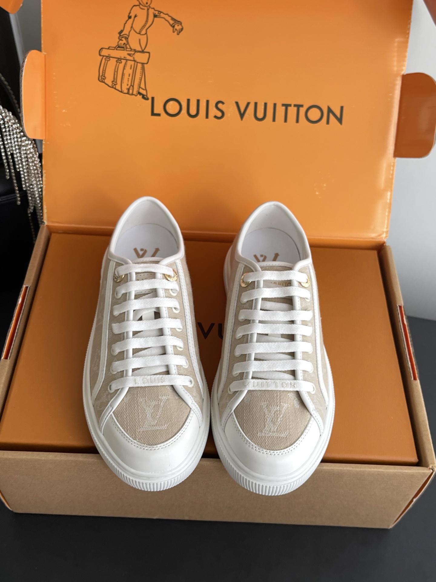 NO:900584,Louis Vuitton Louis Vuitton's latest casual sports skateboard shoes have a youthful atmosphere. The upper feet are very age-reducing and the upper feet are comfortable. The color is also very youthful. The uppers are interspersed with gold jewelry exclusive to LV, making the entire shoe more flexible. The special electro-printed logo on the uppers has a sense of design and is also super recognizable. It is beautiful and generous. The uppers are made of custom denim material. Cowhide lining. Original molded outsole. Size 35-39 (40)  41 Customized (no return or exchange), casual shoes/sports shoes, louis vuitton, louis vuitton, louis vuitton, sneakers, cowhide19860909Louis Vuitton 路易威登 最新款 休闲运动滑板鞋 具有青春气息的洋溢气息 上脚非常减龄 上脚舒适 颜色也非常青春 鞋面专属于LV的金色饰品穿插 让整个鞋子就更灵动起来 鞋面特殊的电印logo 具有设计感而且也超级具有辨识度美观又大方 鞋面定制牛仔布面材质 牛皮里 原版开模大底 码数35-39（40 41定做不退换）,休闲鞋/运动鞋,louis vuitton,louis vuitton,louis vuitton,sneakers,cowhide,Women's Shoes