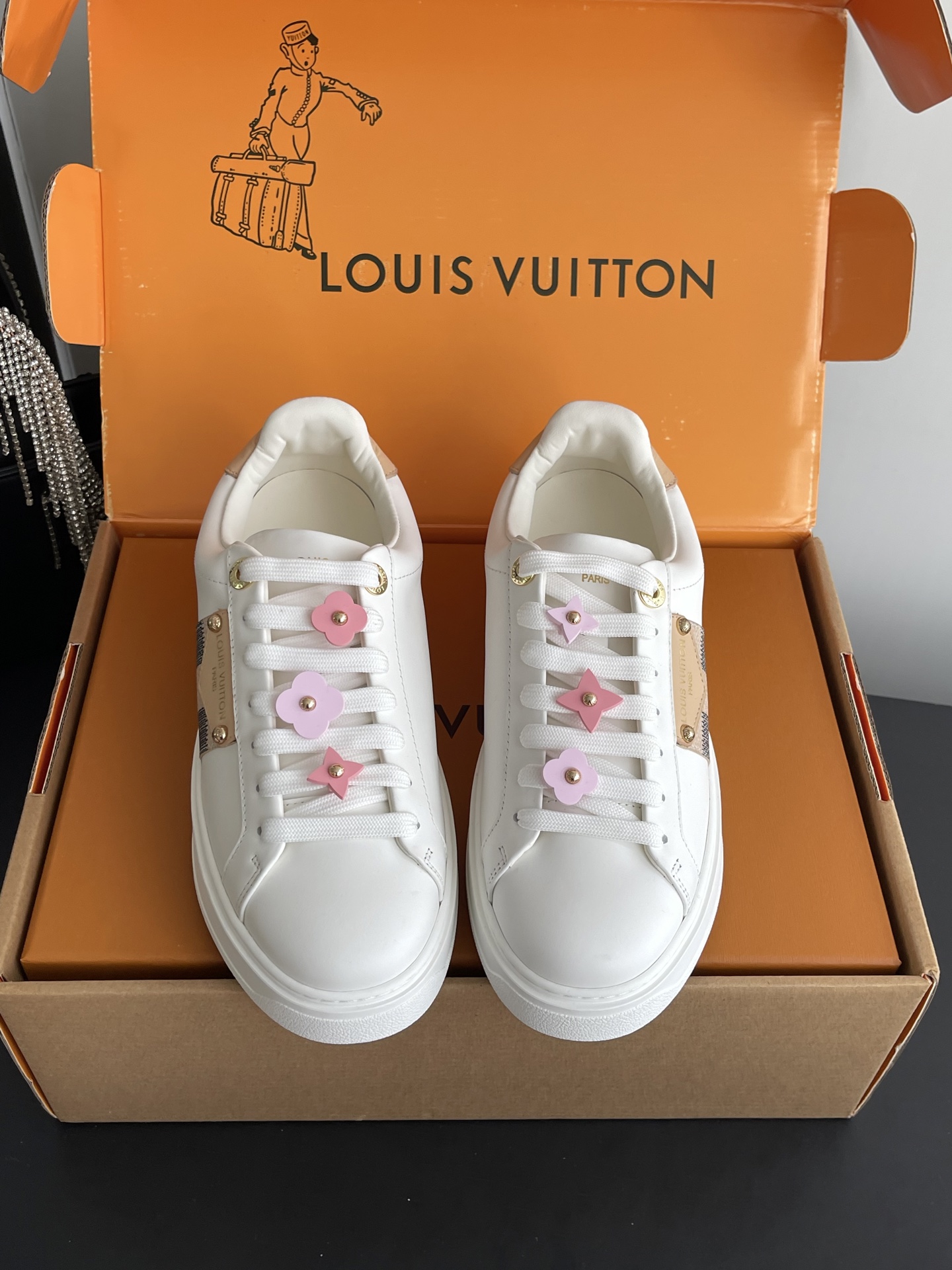 NO:900588,Louis Vuitton Louis Vuitton 26ss new Time Out casual white shoes and sneakers perfectly combine the casual street sense with elegant temperament. Versatile and durable, you can choose any outfit. Show your straightforward character in every step. Monogram flowers bloom on the thickened rubber outsole to express the brand's elegance. The material is original imported first-layer cowhide. The lining is original custom-made soft sheepskin. The original open-molded TPU non-slip outsole.  Size 35-41 (40.41 customized), casual shoes/sports shoes, louis vuitton, louis vuitton, sneakers, cowhide, sheepskin19860909Louis Vuitton 路易威登 26ss新款 Time Out 休闲小白鞋 运动鞋 将随性街头感与优雅气质完美融合 百搭耐看不挑穿搭 步履之间 尽显率性格调 Monogram 花卉于加厚橡胶外底绽放品牌风华 面料原版进口头层牛皮 内里原版定制柔软羊皮 原版开模TPU防滑大底 码数35-41（40.41定做）,休闲鞋/运动鞋,louis vuitton,louis vuitton,sneakers,cowhide,sheepskin,Women's Shoes