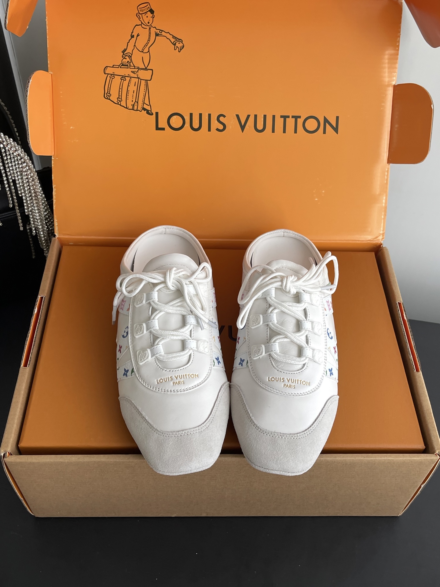 NO:900593,Louis Vuitton Louis Vuitton Sneakerina series ballet sneakers half slippers Sports shoes have been very popular recently. Brand spokesperson Song Qian Zhou Dongyu, brand ambassador Zhong Chuxi, Ouyang Nana Jin Chen, actors Zhuang Dafei, Xu Ruohan, Shen Yujie, Zhang Chuwen, and track and field athletes Wu Yanni have stepped up to show the dynamic sports trend. This pair of shoes combines the design of sports shoes with modern ballet flat shoes. The lines are smooth and light and dynamic. Function and fashion are perfectly combined. The perfect interpretation of minimalist sports style. Whether it is daily casual or elaborate dressing up, it can be easily adapted to the flexible sole made of Sacchetto craftsmanship, which brings a great foot feel. The shoe body is equipped with Louis Vuitton's iconic elements such as Monogram patterns. It instantly adds style and attracts countless eyes. If you want to make your outfit more exciting, this is the right choice! Size 35-42 (40 41 42 customized), casual shoes/sports shoes, louis vuitton, louis vuitton, flats, sneakers19860909Louis Vuitton 路易威登 Sneakerina系列 芭蕾运动鞋 半拖 运动鞋近来热度居高不下 品牌代言人宋茜周冬雨,品牌大使钟楚曦欧阳娜娜金晨,演员庄达菲徐若晗沈羽洁张楚文,田径运动员吴艳妮纷纷上身,演绎活力运动风潮  这双鞋将运动鞋与现代芭蕾平底鞋的设计相融合 线条流畅 尽显轻盈动感 功能与时尚完美结合 完美诠释极简运动风 无论是日常休闲 还是精心装扮 它都能轻松适配 Sacchetto 工艺打造的柔韧鞋底 带来超棒脚感  鞋身带有 Monogram 图案等路易威登标志性元素 格调瞬间拉满 吸睛无数 想让穿搭更出彩 选它准没错！ 码数35-42（40 41 42定做）,休闲鞋/运动鞋,louis vuitton,louis vuitton,flats,sneakers,Women's Shoes
