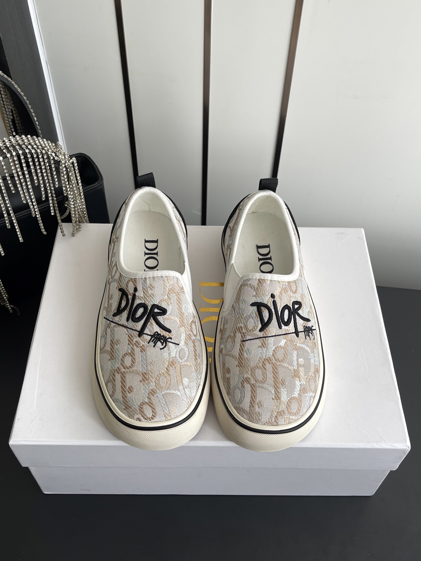 NO:900598,Dior Dior 26ss catwalk series new embroidered casual loafers 2026 spring and summer catwalk style, classic casual sneakers, countless internet celebrity shows, selling crazy rhythm, new products with richer materials, electric embroidery technology and design elements, size 35-45, casual shoes/sports shoes, dior, dior, loafers, sneakers19860909Dior 迪奥 26ss走秀系列 新款刺绣休闲乐福 2026年春夏走秀款,经典休闲一脚踹运动鞋无数网红明星show,卖疯的节奏,新品的材质电绣工艺以及设计元素更加丰富 码数35-45,休闲鞋/运动鞋,dior,dior,loafers,sneakers,Women's Shoes