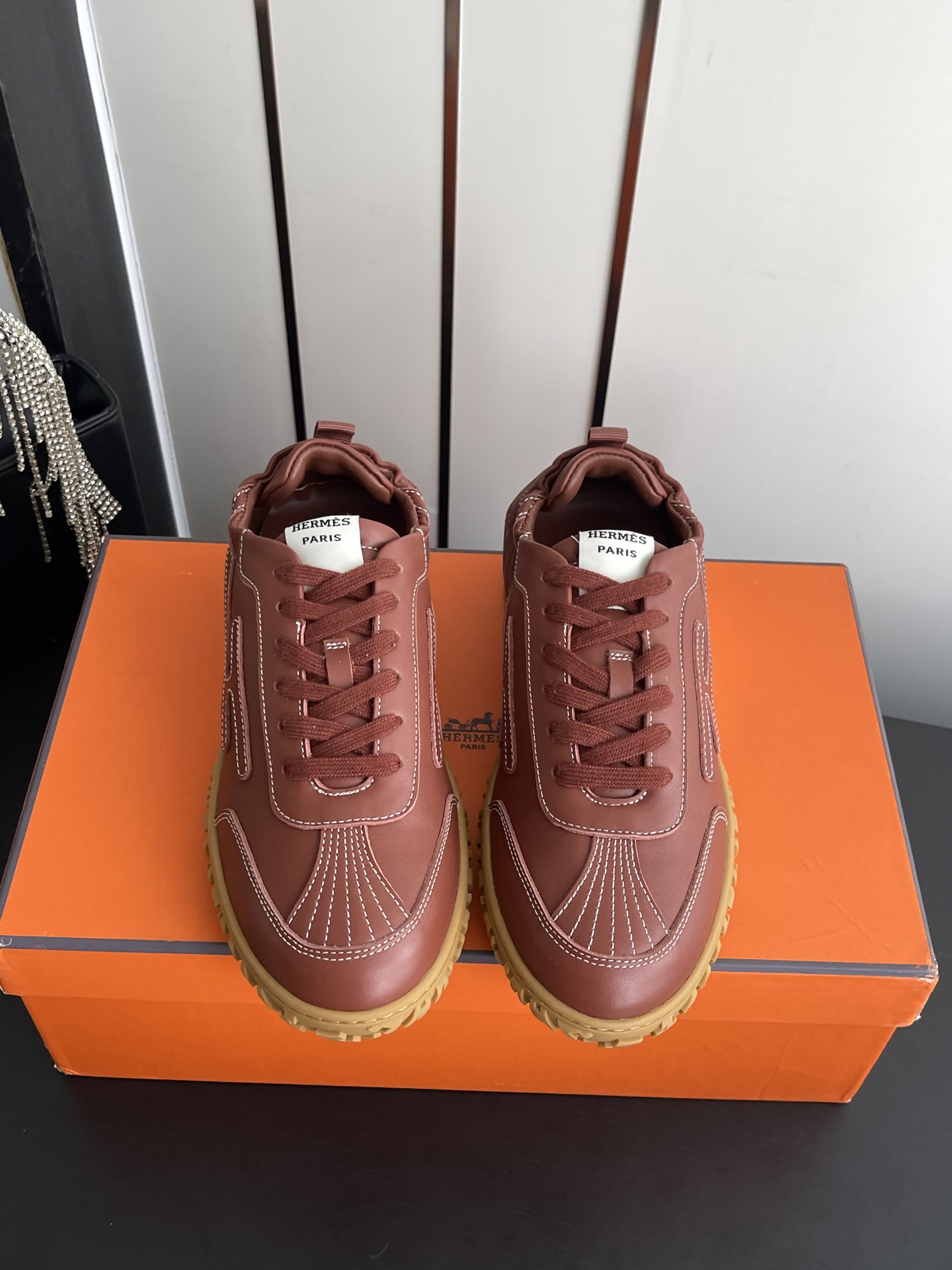 NO:900607,Women's Men's Hermes Latest Spring and Summer Styles Moral Shoes Casual Shoes Very difficult to stock at counters Adopts essential lines of 'H bevel' drilling design to present a fashionable urban and neo-retro style The simple design is in line with the current old money style The highly recognizable logo embellishes the brand value Super versatile model Imported calfskin upper, mixed sheepskin lining Original open-molded rubber outsole Size 35-45 (women's 40  Men's model (45 custom-made), casual shoes/sports shoes, hermes, hermes, sneakers, cowhide, sheepskin19860909女款 男款Hermes 爱马仕 春夏最新款 德训鞋 休闲鞋 专柜非常难配货 采用本质线条的“H斜切”钻孔设计 呈现时尚城市和新复古风格 简约设计符合当下老钱风的格调 极具辨识度的logo点缀品牌价值感拉满 超级百搭款 鞋面进口小牛皮 内里混种羊皮 原版开模橡胶大底 码数35-45（女款40 男款45定做）,休闲鞋/运动鞋,hermes,hermes,sneakers,cowhide,sheepskin,Women's Shoes