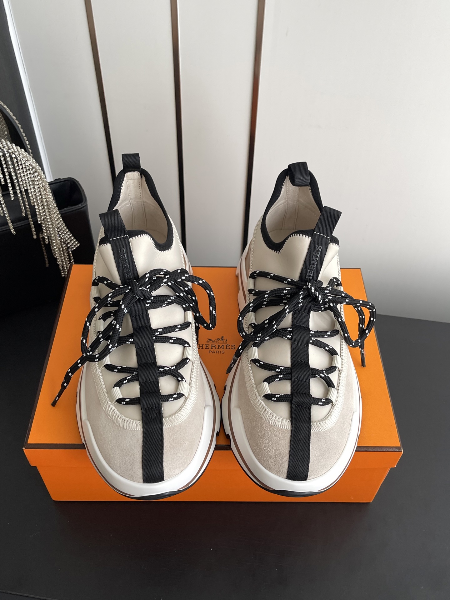 NO:903552,Hermes 26ss new casual sports shoes are made of imported cowhide, imported suede hollow, sports fashionable upper, full-circle first-layer calfskin without disconnection, luxurious and luxurious, customized HERMES double lifting ring design, the outsole is made of foam shock-absorbing midsole + TPU bottom sheet double-layer combination, casual sports, fashionable and versatile, super comfortable on the feet  Size 39-45 (46 customized), casual shoes/sports shoes, hermes, hermes, sneakers, cowhide, chamois leather19860909Hermes 爱马仕 26ss新款休闲运动鞋 采用进口牛皮 进口麂皮镂空 运动时尚鞋面整圈头层小牛皮无断接大气奢华 定制HERMES 双提环设计 大底采用发泡减震中底+TPU底片双层组合 休闲运动 时尚百搭 上脚超级舒适 码数39-45（46订做）,休闲鞋/运动鞋,hermes,hermes,sneakers,cowhide,chamois leather,Women's Shoes