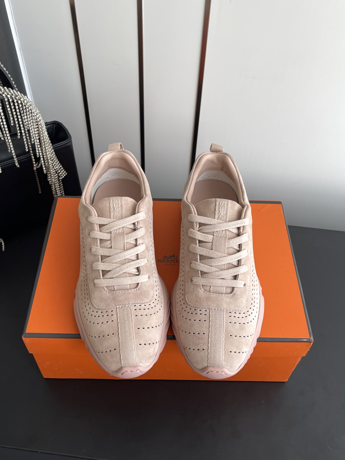NO:903602,Women's Men's Hermes Hermès jet series suede sneakers, couple's model, are simply the perfect companion for daily commuting and leisure time all year round!  The shoe shape is designed according to the original version. It is very tolerant, comfortable, light and non-picky. It is simple and versatile, especially the classic H logo on the side. People can recognize it at a glance as a Hermès masterpiece and show your extraordinary taste. The upper is made of original customized imported first-layer suede, which is a heavy material regardless of cost!  After repeated fine polishing by craftsmen, the leather surface presents a delicate and smooth velvet texture, which is light and comfortable to the touch. It is extremely breathable and wear-resistant, giving you a retro and modern charm with every step you take. The toe part is designed to be round and full, neither too sharp and abrupt nor too bulky. It modifies the foot shape just right and makes your feet look more slender and slender.  The mark thread stitching on the toe is made of high-quality mark thread from Malaysia, and the stitching is fine and even, which not only enhances the firmness and durability of the toe, but also plays a decorative role and improves the overall aesthetics. The design of the heel part is even more considerate, with pleated elastic design and thickened soft foam, which feels elastic and soft, as if walking on the clouds. This design not only effectively reduces the possibility of foot grinding, but also prevents the heel from falling off, making you walk more confidently and steadily.  The sheepskin lining is used to cushion the feet, which is comfortable and soft to the touch, and fits the feet like a second layer of skin. Wearing it, you no longer have to worry about stuffy feet and smelly feet. What’s more worth mentioning is that the mid-layer is also made of leather and has an exclusive code!  This is a detail that many market versions cannot achieve, which is enough to prove its high quality and uniqueness. It is particularly flexible, can withstand bending and recover quickly, and does not deform after being worn for a long time. It is comfortable and light when walking, and does not feel stiff. The main thing is lightness and comfort. The soft sole and soft surface enhance the feeling of the foot, making every step like you are walking on the clouds.  The sole is made of the original open-molded non-slip rubber outsole. The anti-slip texture design doubles the friction, making it comfortable, wear-resistant and practical. It can be easily handled by you whether it is daily commuting or leisure time. In short, Hermes' jet series suede sports shoes can get full marks in terms of appearance and comfort!  It is an excellent choice for your daily commuting and leisure time all year round, allowing you to show your unique fashion charm anytime and anywhere. Material information fabric; original customized imported first-layer suede, imported soft sheepskin lining, original open-molded non-slip rubber material for the soles, size 35-45 (customized 45 for women and 45 for men), casual shoes/sports shoes, hermes, hermes, sneakers, sheepskin, chamois leather19860909女款 男款Hermes 爱马仕的jet系列麂皮运动鞋,情侣款 简直就是一年四季日常通勤、休闲时光的绝佳伴侣！ 鞋子按照原版打版调试的鞋型,整体包容性强 上脚舒适轻便不挑脚,简约大气又百搭,特别是侧边的经典H侧标志,让人一眼就能认出这是爱马仕的杰作,彰显你的不凡品味. 鞋面采用的是原版定制的进口头层麂皮,这种材料可是不计成本的重磅用料哦！经过工匠们的反复精细打磨处理,皮面呈现出细腻而柔滑的绒毛质感,触感轻盈舒适,穿着起来透气性极佳,还耐磨损,让你每一步都散发出复古摩登的韵味. 鞋头部分设计得圆润饱满,既不会过于尖锐显得突兀,也不会过于笨重,恰到好处地修饰了脚型,让你的脚部看起来更加纤细修长. 鞋头上的马克线锁边,采用的是大马家优质马克线紧密缝制,针脚细密均匀,既增强了鞋头的牢固度与耐用性,又起到了装饰作用,提升了整体的美观度. 后跟部分的设计更是贴心,褶皱松紧设计加上填充加厚的软泡,触感Q弹软糯,仿佛云端漫步.这样的设计不仅有效降低了磨脚的可能性,还能防止掉跟,让你走路更加自信稳健. 羊皮内里垫脚,触感舒适柔软,仿佛第二层肌肤般贴合脚部.穿上它,再也不用担心闷脚、脚臭的问题了.更值得一提的是,中底层也是皮里的,而且还有专属编码！这可是很多市场版本都做不到的细节哦,足以证明它的高品质与独特性. 柔韧性特别好,耐弯折恢复迅速,久穿不变形.走路时舒适轻盈,不板脚,主打的就是轻便舒适.软底软面的做法更是加持了脚感,让你每一步都如同行走在云端之上. 鞋底采用的是原版开模防滑橡胶大底,防滑纹理设计加持摩擦力加倍,上脚舒适耐磨又实穿,无论是日常通勤还是休闲时光,都能让你轻松应对. 总之,Hermes爱马仕的jet系列麂皮运动鞋,无论是从颜值还是舒适度上,都可以打满分！它是你一年四季日常通勤、休闲时光的绝佳选择,让你随时随地都能展现出独特的时尚魅力. 材质信息 面料；原版定制进口头层麂皮 内里进口柔软羊皮 鞋底原版开模防滑橡胶材质 码数35-45（女40 男45订做）,休闲鞋/运动鞋,hermes,hermes,sneakers,sheepskin,chamois leather,Women's Shoes
