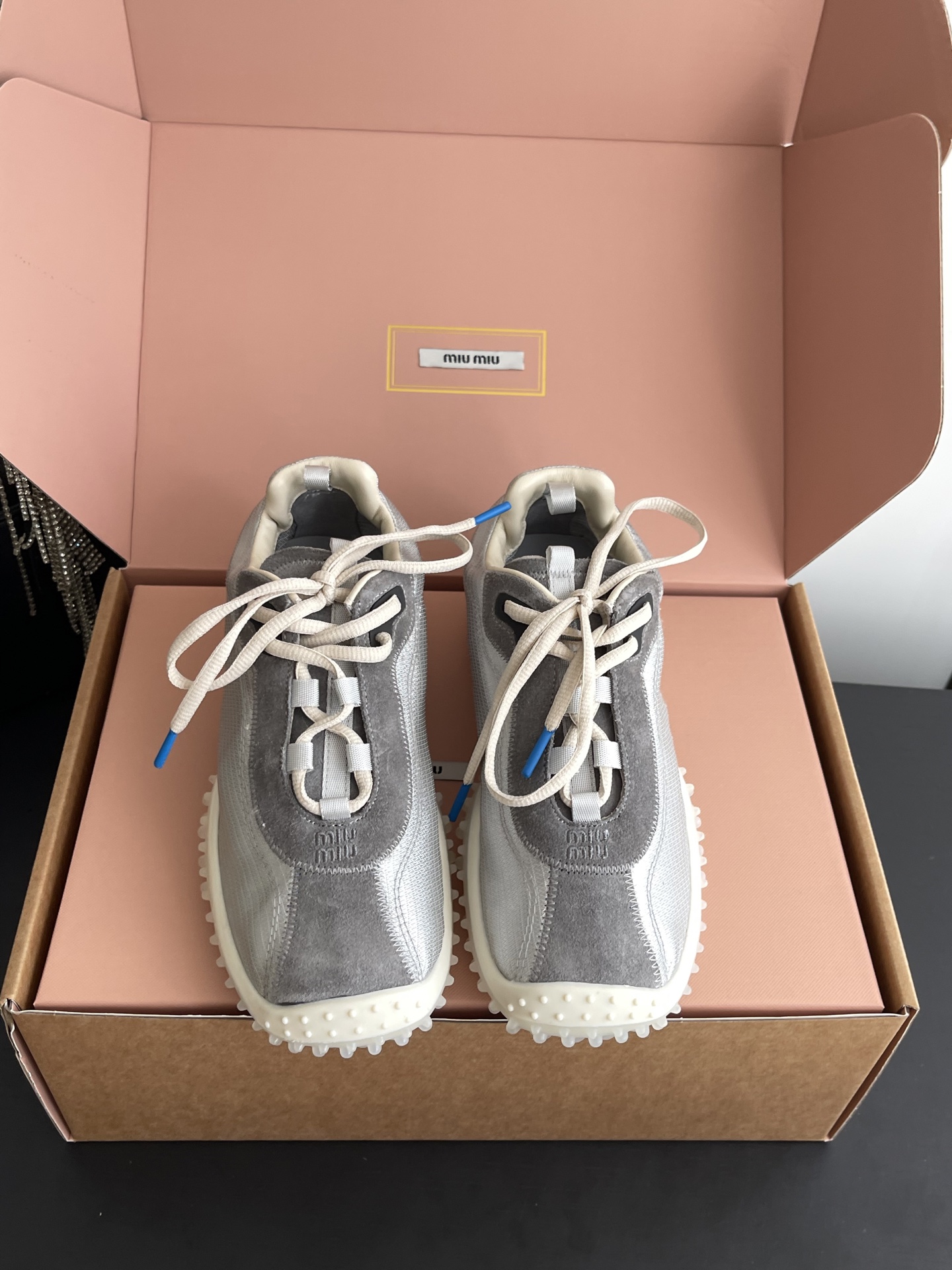 NO:903543,Miu Miu 26ss new summer stitching sneakers come with a retro, relaxed and casual vibe, neat and simple low-top shoe shape, contrasting stitching design with distinct layers, smooth and neat body lines, a wide footbed that accommodates all types of feet, and is friendly to wide and thick feet. The lace-up style makes it easy to put on and take off.  Suitable for retro casual style and daily relaxed style, no matter the foot shape. Taking into account the retro style and upper foot comfort, if you want a pair of simple and elegant casual sports shoes, this stitched Dexun Forrest Gump shoes are the first choice for daily wear. Upper cow suede/cloth Lining sheepskin outsole TPU outsole Heel height 3.5cm Size 35-41 (40 41 custom-made), casual shoes/sports shoes, miumiu, sneakers, sheepskin19860909Miu Miu 谬谬 26ss夏季新款拼接德训运动鞋 自带复古松弛休闲氛围感的拼接德训,利落简约的低帮鞋型,撞色拼接设计层次分明,鞋身线条流畅利落,宽版鞋床包容各类脚型,对宽脚、厚脚都很友好,系带款式穿脱便捷省心. 适配复古休闲风与日常松弛风穿搭,不挑脚型.兼顾复古调性与上脚舒适度,想要一双简约大气的休闲运动鞋,这款拼接德训阿甘鞋是日常穿搭的优选单品. 鞋面牛反绒/布 内里羊皮 大底TPU大底 跟高3.5cm 码数35-41（40 41订做）,休闲鞋/运动鞋,miumiu,sneakers,sheepskin,Women's Shoes