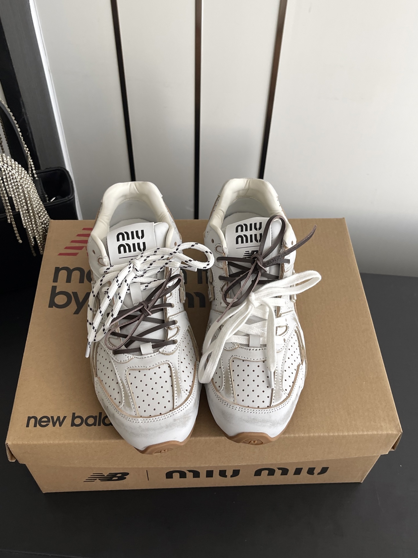 NO:903620,Miu Miux New Balance 26ss new summer co-branded retro moral training sneakers are retro spliced sneakers with a retro intellectual atmosphere. They have a smooth and neat narrow shoe shape, with a two-color double shoelace design. The shoe body is slender and slim, and the narrow last shape shrinks the top of the foot. It has a good modification effect on wide and fleshy feet. The lace-up style is flexible to put on and take off.  Suitable for casual style and light luxury style, regardless of skin color. Taking into account retro tones and upper foot comfort, if you want a pair of daily casual shoes with a full sense of atmosphere, this retro stitching moral training shoe is the first choice for daily travel. Upper cowhide leather lining sheepskin outsole TPU outsole Size 35-41 (40 41 customized), casual shoes/sports shoes, miumiu, sneakers, cowhide, sheepskin19860909Miu Miux New Balance 26ss夏季新款联名复古德训运动鞋 自带复古知识分子氛围感的复古拼接运动鞋,流畅利落的窄版鞋型,搭配双色双鞋带设计,鞋身线条修长显瘦,窄楦版型收拢脚面,对宽脚、肉脚都有很好的修饰效果,系带款式穿脱灵活. 适配休闲风与轻奢风穿搭,不挑肤色.兼顾复古调性与上脚舒适度,想要一双氛围感满满的日常休闲鞋,这款复古拼接德训鞋是日常出行的优选单品. 鞋面牛皮 内里羊皮 大底TPU大底 码数35-41（40 41订做）,休闲鞋/运动鞋,miumiu,sneakers,cowhide,sheepskin,Women's Shoes