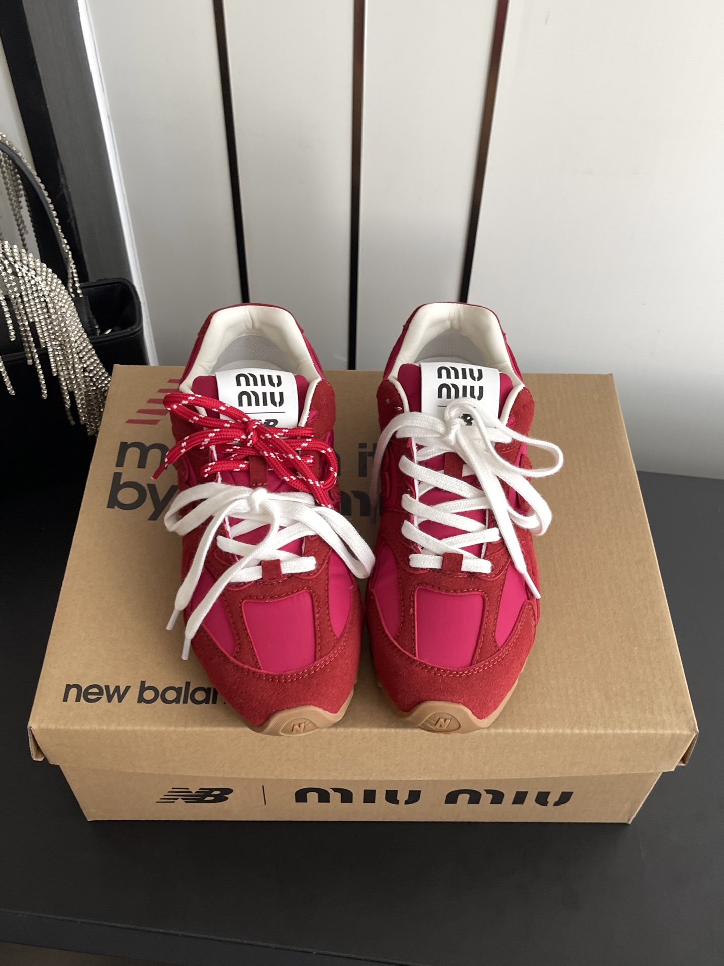 NO:903611,Miu Miux New Balance 26ss new summer co-branded retro moral training sneakers are retro spliced sneakers with a retro intellectual atmosphere. They have a smooth and neat narrow shoe shape, with a two-color double shoelace design. The shoe body is slender and slim, and the narrow last shape shrinks the top of the foot. It has a good modification effect on wide and fleshy feet. The lace-up style is flexible to put on and take off.  Suitable for casual style and light luxury style, regardless of skin color. Taking into account the retro tone and comfort of the foot, if you want a pair of daily casual shoes with a full sense of atmosphere, this retro spliced moral training shoe is the first choice for daily travel. Upper cow suede/waterproof cloth Lining sheepskin outsole TPU outsole Size 35-41 (40 41 customized), casual shoes/sports shoes, miumiu, sneakers, sheepskin19860909Miu Miux New Balance 26ss夏季新款联名复古德训运动鞋 自带复古知识分子氛围感的复古拼接运动鞋,流畅利落的窄版鞋型,搭配双色双鞋带设计,鞋身线条修长显瘦,窄楦版型收拢脚面,对宽脚、肉脚都有很好的修饰效果,系带款式穿脱灵活. 适配休闲风与轻奢风穿搭,不挑肤色.兼顾复古调性与上脚舒适度,想要一双氛围感满满的日常休闲鞋,这款复古拼接德训鞋是日常出行的优选单品. 鞋面牛反绒/防水布 内里羊皮 大底TPU大底 码数35-41（40 41订做）,休闲鞋/运动鞋,miumiu,sneakers,sheepskin,Women's Shoes