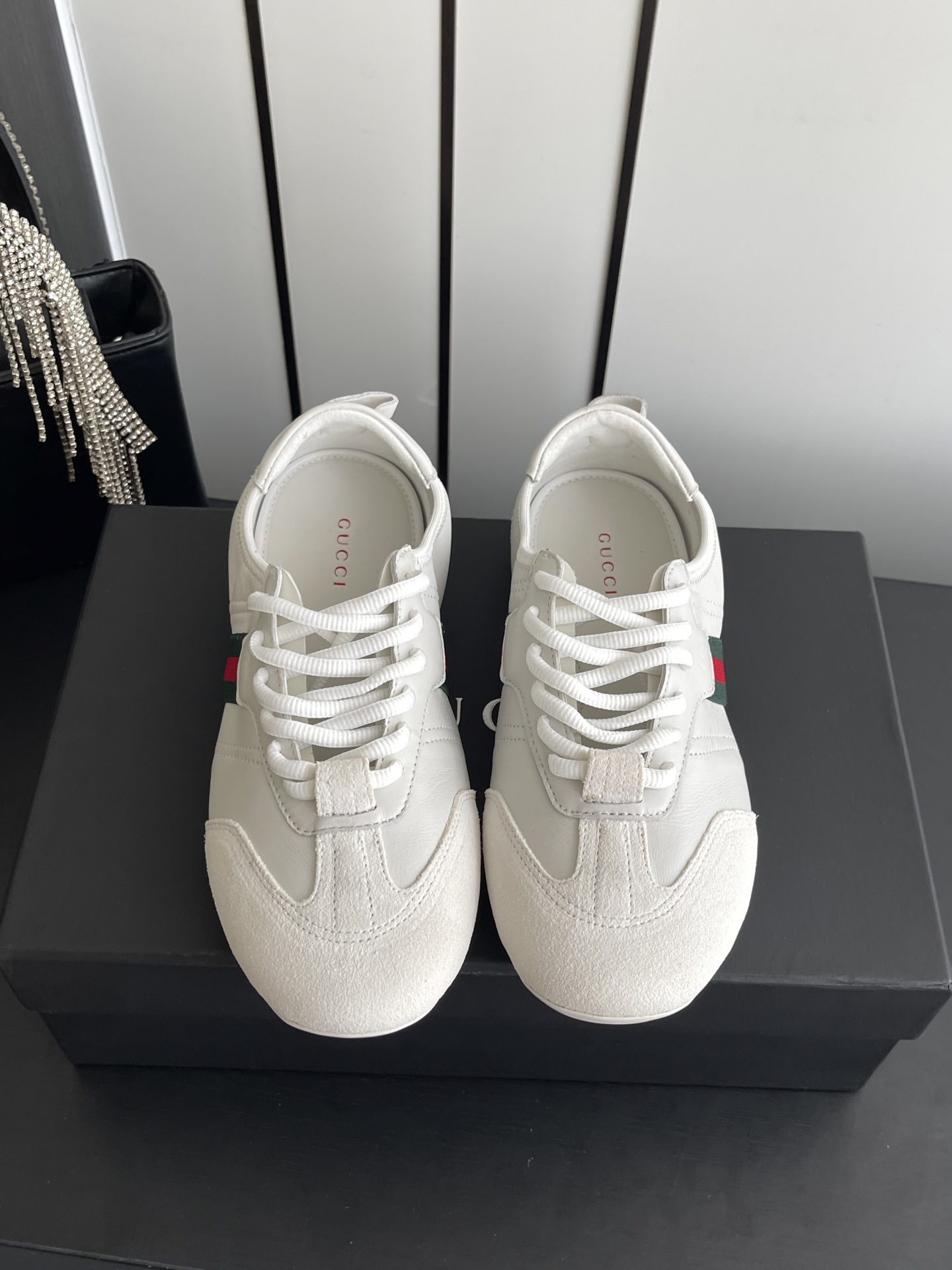 NO:903544,Women's Men's Gucci Gucci 26ss Latest Flex Series Couple's Sneakers Generation Gucci's collection explores elements of the brand's archives, merging designs from different generations into one aesthetic narrative. This innovative sneaker features a tongueless design. Continuous webbing details under the sole. Designed with reverse construction. The ultimate flexible design delivers a glove-like fit and modern elegance. Cow suede splicing upper. Imported sheepskin lining for feet. Original molded outsole.  Size 35-45 (40 for women, 45 for men, customized), casual shoes/sports shoes, gucci, gucci, sneakers, sheepskin, gloves19860909女款 男款 Gucci 古驰 26ss最新款 Flex系列情侣款运动鞋 Generation Gucci系列深入探索品牌典藏元素 将不同世代的设计融合成一种美学叙事 这款创新运动鞋呈现无鞋舌设计 鞋底下方饰有连续的织带细节 采用反向构造设计 极致灵活的设计呈现手套般的贴合感和现代优雅 牛反绒拼接鞋面 进口羊皮内里垫脚 原版开模大底 码数35-45（女40 男45定做）,休闲鞋/运动鞋,gucci,gucci,sneakers,sheepskin,gloves,Women's Shoes