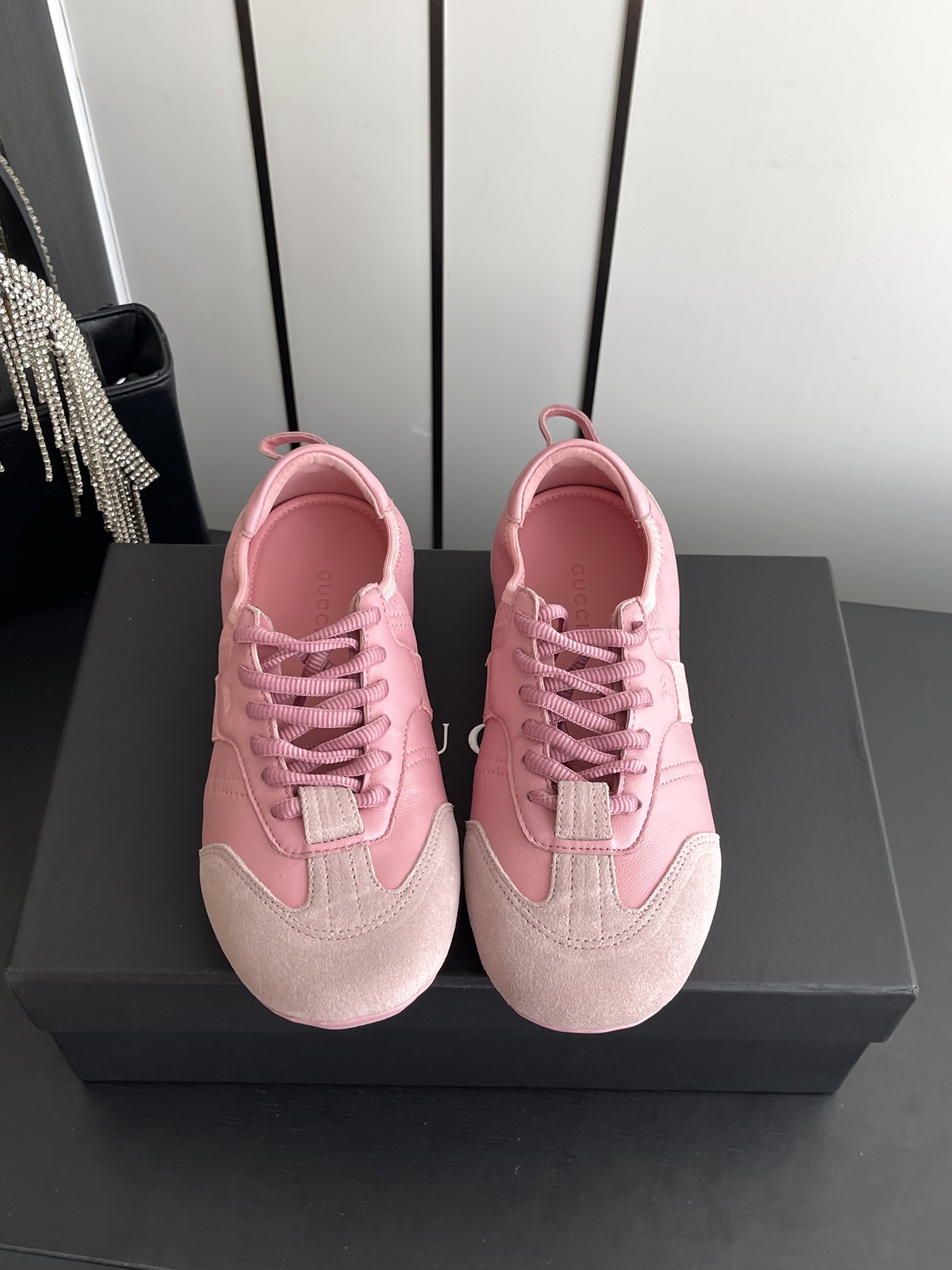 NO:903551,Women's Gucci Gucci 26ss latest Flex series couple sneakers Generation Gucci series deeply explores the brand's archive elements, merging the designs of different generations into one aesthetic narrative. This innovative sneaker has a tongue-less design. Continuous webbing details are decorated under the sole. Designed with reverse construction. The extremely flexible design delivers a glove-like fit and modern elegance. Cow suede spliced upper. Imported sheepskin lining for feet. Original open molded outsole.  Size 35-40 (customized for women 40), casual shoes/sports shoes, gucci, gucci, sneakers, sheepskin, gloves19860909女款 Gucci 古驰 26ss最新款 Flex系列情侣款运动鞋 Generation Gucci系列深入探索品牌典藏元素 将不同世代的设计融合成一种美学叙事 这款创新运动鞋呈现无鞋舌设计 鞋底下方饰有连续的织带细节 采用反向构造设计 极致灵活的设计呈现手套般的贴合感和现代优雅 牛反绒拼接鞋面 进口羊皮内里垫脚 原版开模大底 码数35-40（女40定做）,休闲鞋/运动鞋,gucci,gucci,sneakers,sheepskin,gloves,Women's Shoes