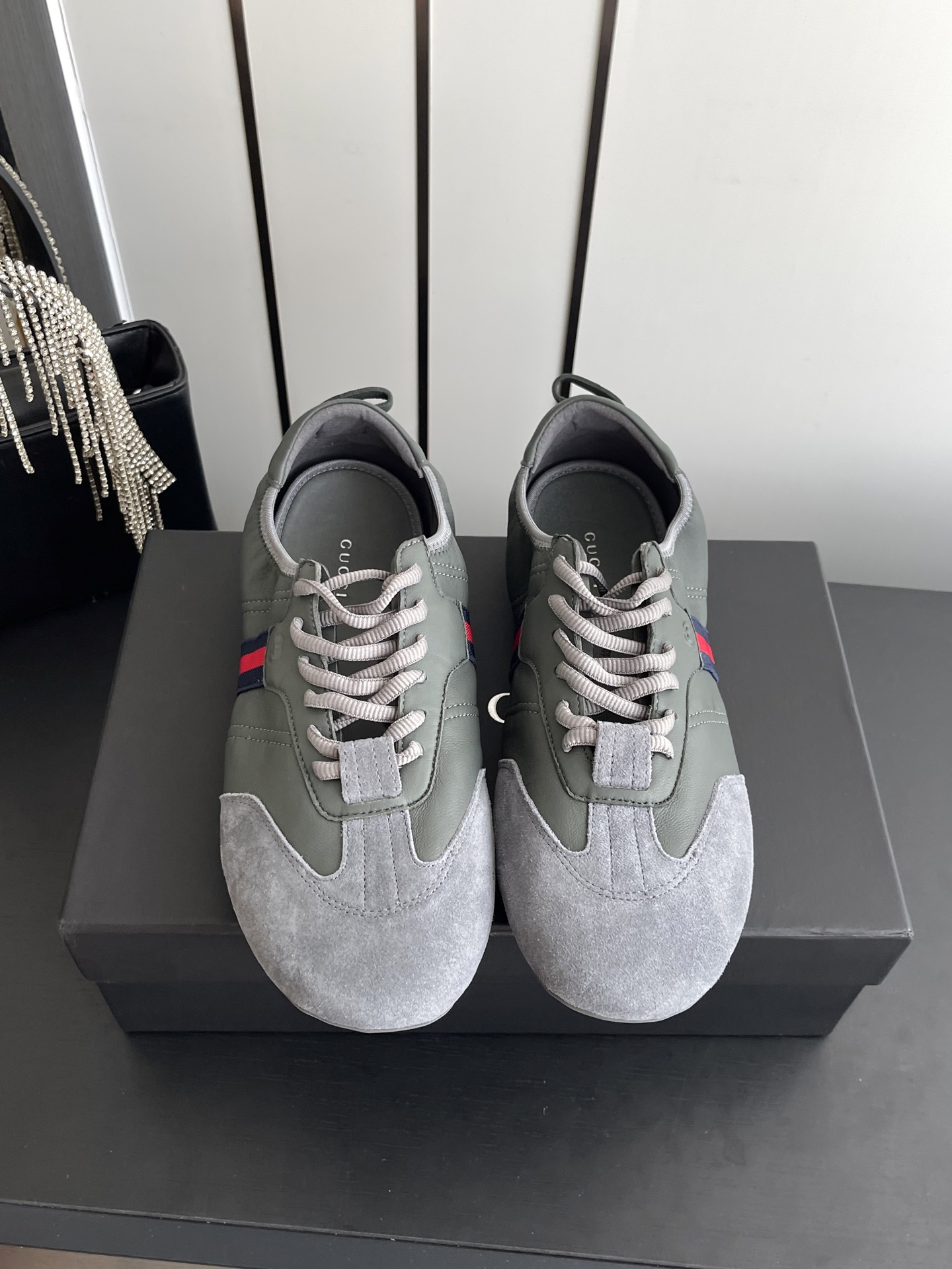 NO:903560,Men's Gucci Gucci 26ss latest Flex series couple sneakers Generation Gucci series deeply explores the brand's archive elements, merging the designs of different generations into one aesthetic narrative. This innovative sneaker features a tongue-less design. Continuous webbing details are decorated under the sole. Designed with reverse construction. The extremely flexible design delivers a glove-like fit and modern elegance. Cow suede splicing upper. Imported sheepskin lining for feet. Original open molded outsole.  Size 39-45 (custom-made for men 45), casual shoes/sports shoes, gucci, gucci, sneakers, sheepskin, gloves19860909男款 Gucci 古驰 26ss最新款 Flex系列情侣款运动鞋 Generation Gucci系列深入探索品牌典藏元素 将不同世代的设计融合成一种美学叙事 这款创新运动鞋呈现无鞋舌设计 鞋底下方饰有连续的织带细节 采用反向构造设计 极致灵活的设计呈现手套般的贴合感和现代优雅 牛反绒拼接鞋面 进口羊皮内里垫脚 原版开模大底 码数39-45（男45定做）,休闲鞋/运动鞋,gucci,gucci,sneakers,sheepskin,gloves,Women's Shoes