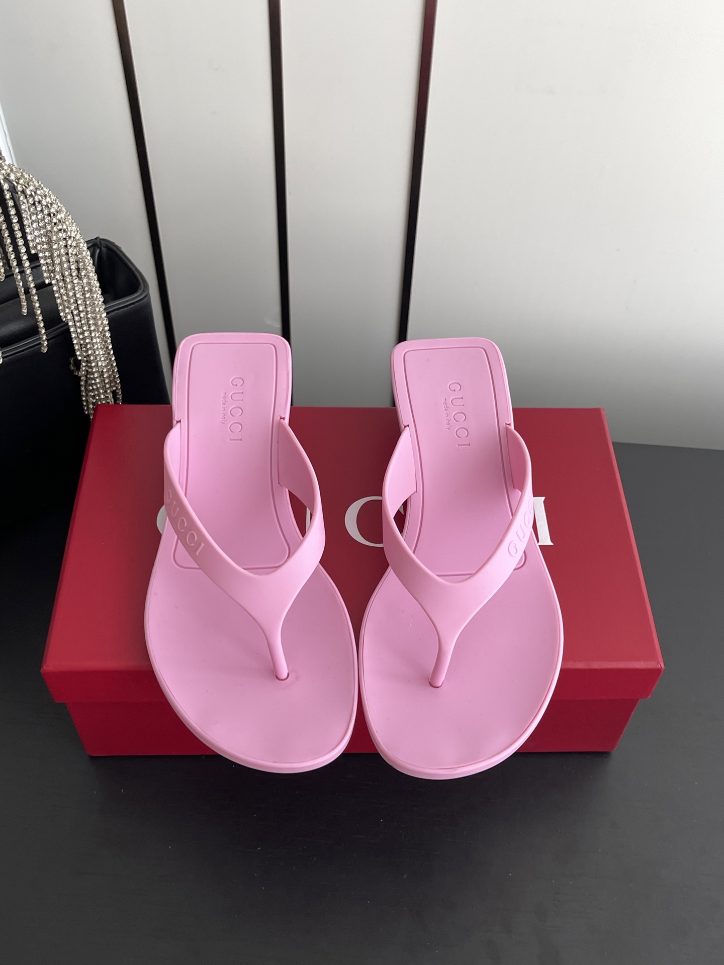 NO:903588,Gucci Gucci 26ss latest beach sandals and flip-flops, original molded double G LOGO, original molded same, original imported TPU for the upper, original engraving of the sole, 1:1 stainless steel mold die-casting, code number 35-41 (40 41 customized), split-toe shoes, gucci, gucci, slippers19860909Gucci 古驰 26ss 最新款沙滩凉拖鞋人字拖 原版开模双G LOGO 原版开模一致 鞋面原版进口TPU 鞋底原版雕刻1:1精钢模具压铸 码数35-41（40 41订做）,分趾鞋,gucci,gucci,slippers,Women's Shoes
