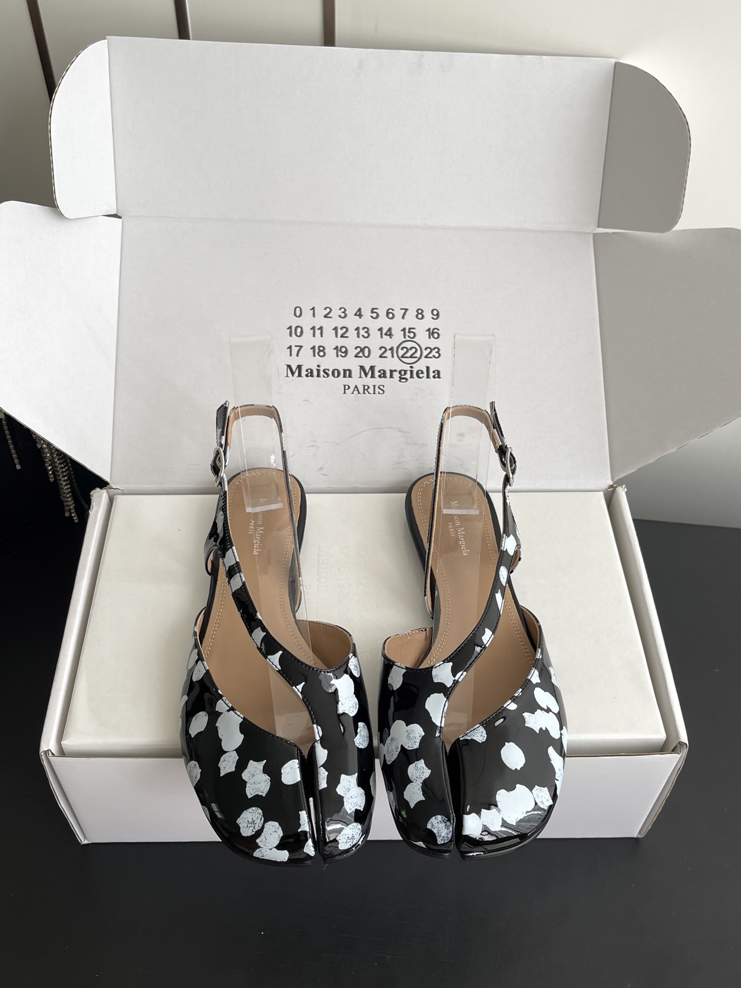 NO:903578,Maison Margiela MM6 26ss new summer polka dot printed split-toe shoes. Printed split-toe shoes with a fashionable niche retro atmosphere. The recognizable split-toe shoe shape has neat and unique lines. The loose shoe last accommodates a variety of foot types and has a good modification effect on wide feet and fleshy feet. The various styles allow for easy putting on and taking off.  The classic black base with white dots has a unique color scheme, suitable for casual street style and retro luxury style, regardless of foot shape. Taking into account the trend and comfort of the foot, if you want a pair of personalized shoes with full recognition, this printed split-toe shoe is the first choice for daily travel. Cowhide upper, leather lining, genuine leather outsole, size 35-41 (40 41 custom-made), split-toe shoes, masion margiela, cowhide, Leather soles19860909Maison Margiela MM6 26ss夏季新款波点印花分趾鞋 自带时髦小众复古氛围感的印花分趾鞋,辨识度十足的分趾鞋型,鞋身线条利落别致,宽松鞋楦包容多种脚型,对宽脚、肉脚都有很好的修饰效果,多款版型兼顾穿脱便捷性. 经典黑底白点配色个性出彩,适配街头休闲风与复古轻奢风穿搭,不挑脚型.兼顾潮流调性与上脚舒适度,想要一双辨识度满满的个性单鞋,这款印花分趾鞋是日常出行的优选单品. 鞋面牛皮 内里牛皮 大底真皮大底 码数35-41（40 41订做）,分趾鞋,masion margiela,cowhide,Leather soles,Women's Shoes