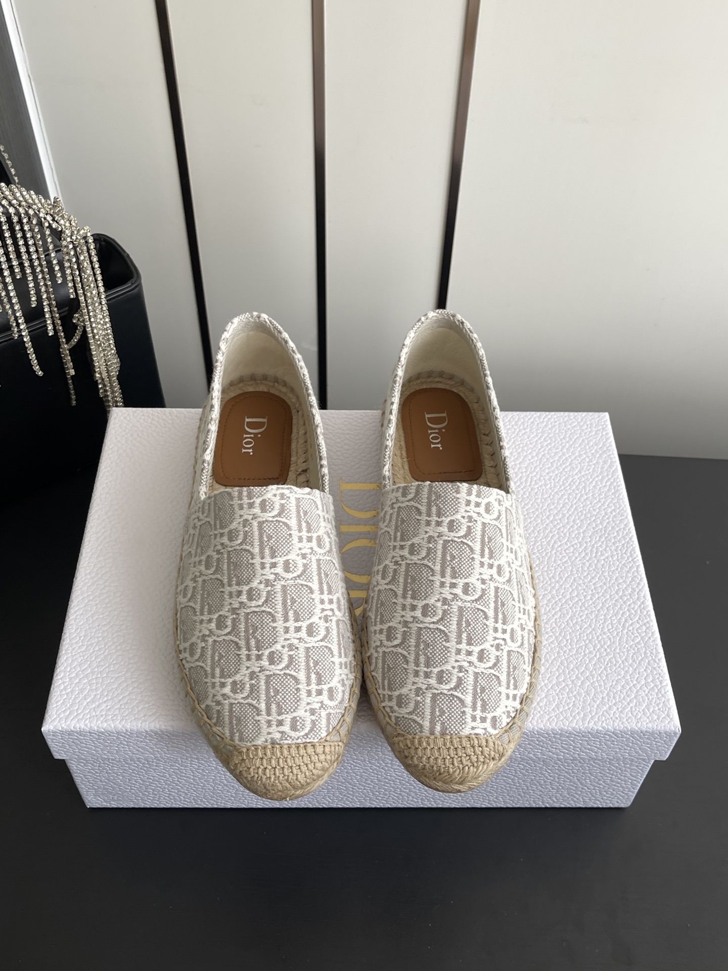 NO:903619,Dior Dior 26ss new early spring fisherman's shoes. The classic design can be said to be the main series in the past two years. Both bags, shoes and clothes are very popular. Counters are synchronized. Delivery packaging. Original customization. All details are extremely perfect and strive for zero error. Code number 34-42 (customized at 34.41.42), loafers, dior, dior, loafers, espadrilles19860909Dior 迪奥 26ss早春新款 渔夫鞋 经典设计可谓是这两年主打系列 无论包包鞋子还是是衣服都非常的热门 专柜同步 发货包装 原版定制 各方面细节非常极致到位力求零误差 码数34-42（34.41.42订做）,乐福鞋,dior,dior,loafers,espadrilles,Women's Shoes
