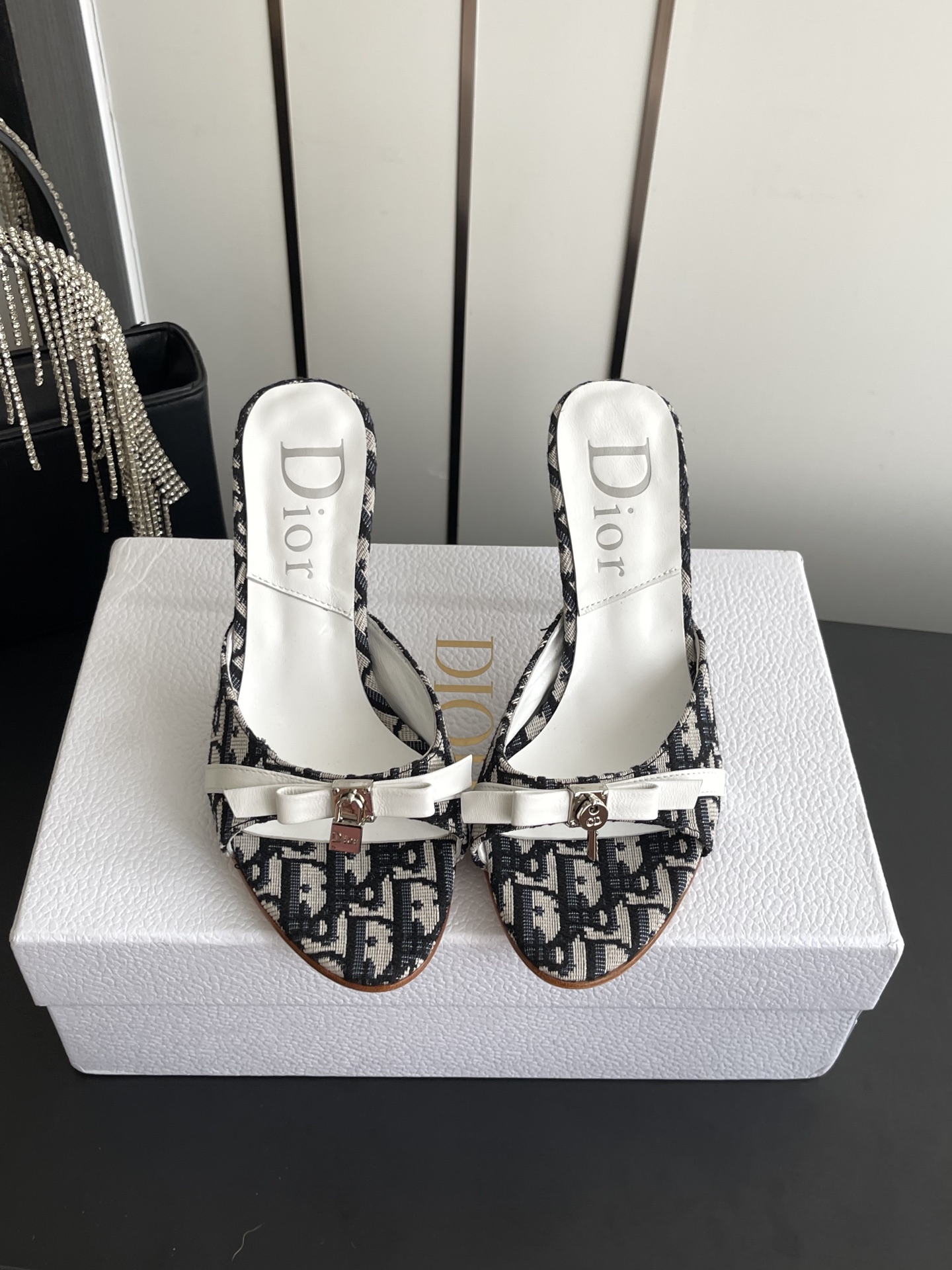 NO:903600,Dior Dior 2026ss new summer style, medieval key chain high-heeled slippers, full of princess style, the color is very flattering to the skin tone, charming retro beauty, a summer must-have item, whether it is for work or daily wear, it is absolutely full of freshness. The original special material of the upper, sheepskin lining, imported Italian leather outsole, heel height 8.5cm, size 35-39 (34 40 41)  42 customized), high heels and slippers, dior, dior, high heels, slippers, keychain, sheepskin, Leather soles19860909Dior 迪奥 2026ss夏季新款 中古钥匙扣高跟拖鞋 公主范十足 颜色非常抬肤色 迷人的复古美感 夏季必备单品 无论是上班还是平时穿着 绝对是满满的清新感 鞋面原版特殊材质 内里羊皮内里 进口意大利真皮大底 跟高8.5cm 码数35-39（34 40 41 42定做）,高跟鞋拖鞋,dior,dior,high heels,slippers,keychain,sheepskin,Leather soles,Women's Shoes