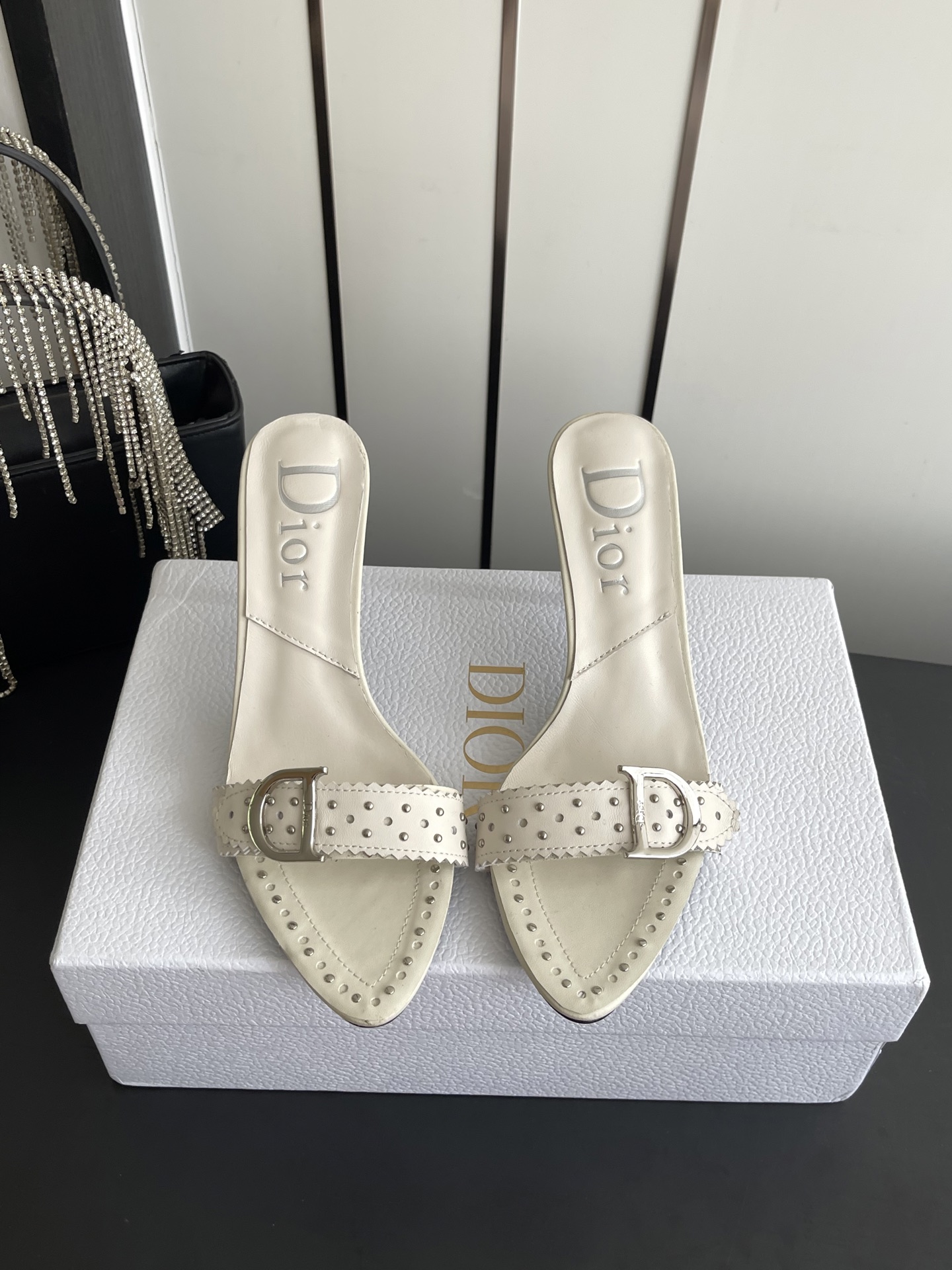 NO:903609,Dior Dior's 2026 spring and summer new product CD letter logo high heels and slippers are very comfortable to wear. The top high-end version on the market. Materials. The upper is made of imported mixed sheepskin + water-dyed sheepskin lining/foot pads. Italian genuine leather outsole. Heel height 8.5cm. Size 34-42 (34 40 41 42 customized), high heels and slippers, dior, dior, high heels, slippers, sheepskin, Leather soles.19860909Dior 迪奥 2026春夏新品 CD字母logo高跟 拖鞋 穿着非常舒适 市面顶级高端版本 材质 鞋面采用进口混种羊皮+水染羊皮内里/垫脚 意大利真皮大底 跟高8.5cm码数34-42（34 40 41 42定做）,高跟鞋拖鞋,dior,dior,high heels,slippers,sheepskin,Leather soles,Women's Shoes