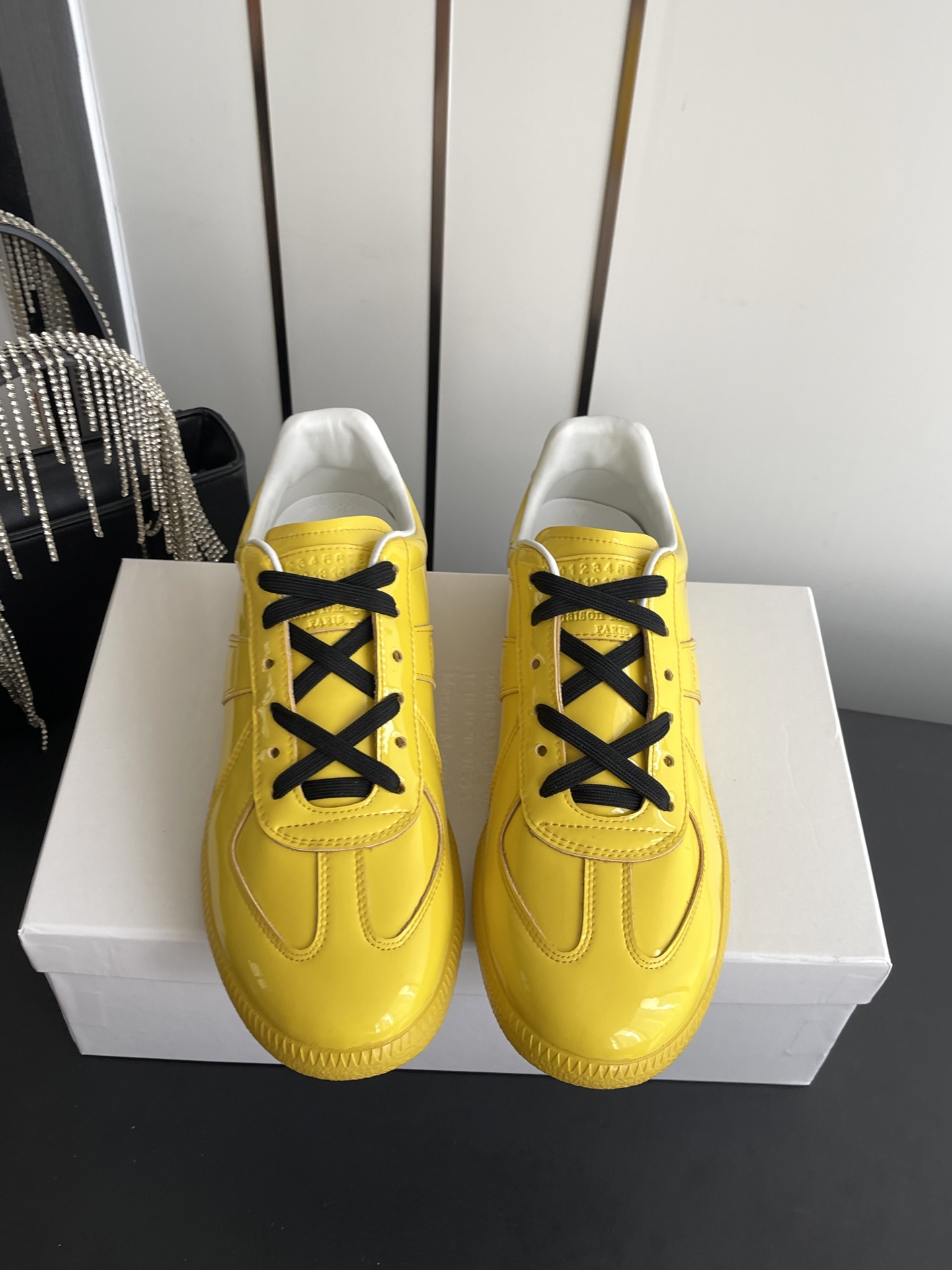 NO:906008,Maison Margiela MM6 Classic moral training shoes, casual sports shoes, couples model, a genius designer brand, an affordable luxury brand. This German training shoe continues the classic T-shaped leather splicing design. It has been carefully improved many times by the design team. The soft and delicate characteristics are combined with the fashionable cloth surface, making it ultra-soft and comfortable while maintaining good breathability ~ Comfort and texture go hand in hand. Easily wear any combination in all seasons. Original custom-made imported patent leather lining  Imported soft sheepskin lining, original molded rubber wear-resistant beef tendon bottom, size 35-45 (40 for women, 45 for men, customized), casual shoes/sports shoes, masion margiela, masion margiela, sneakers, sheepskin19860909Maison Margiela MM6 马吉拉 经典德训鞋 休闲运动鞋 情侣款 鬼才设计师品牌一个轻奢品牌 这一款德国训练鞋延续了经典的T形真皮拼接设计 经过设计团队多次的精心改良 柔软细腻的特点与时尚潮流的布面相结合 使其既有超高的柔软舒适度 又同时保持不错的透气性能~舒适与质感并行 轻松驾驭四季穿着任何搭配 原版定制进口漆皮 内里 进口柔软羊皮里 原版开模橡胶耐磨牛筋底 码数35-45（女40 男45订做）,休闲鞋/运动鞋,masion margiela,masion margiela,sneakers,sheepskin,Women's Shoes