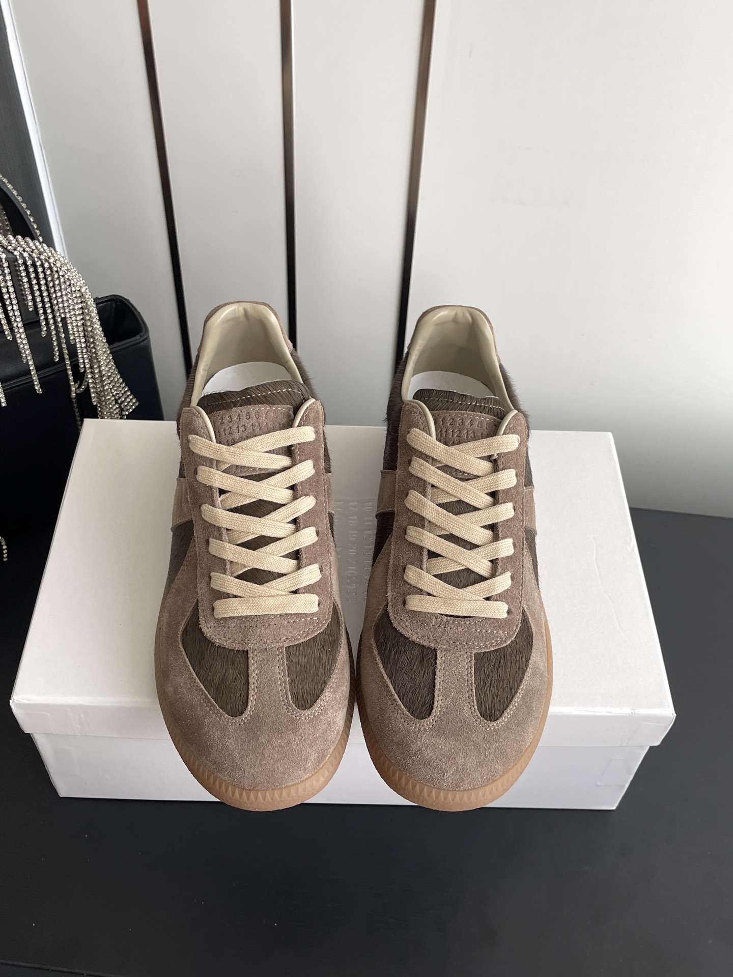 NO:906013,Maison Margiela MM6 Classic moral training shoes, casual sports shoes, couples model, a genius designer brand, an affordable luxury brand. This German training shoe continues the classic T-shaped leather splicing design. It has been carefully improved many times by the design team. The soft and delicate characteristics are combined with the fashionable cloth surface, making it ultra-soft and comfortable while maintaining good breathability ~ Comfort and texture go hand in hand. Easily wear any combination in all seasons. Original custom-made imported cowhide/horse hair lining  Imported soft sheepskin lining, original molded rubber wear-resistant beef tendon bottom, size 35-45 (40 for women, 45 for men, customized), casual shoes/sports shoes, masion margiela, masion margiela, sneakers, cowhide, sheepskin19860909Maison Margiela MM6 马吉拉 经典德训鞋 休闲运动鞋 情侣款 鬼才设计师品牌一个轻奢品牌 这一款德国训练鞋延续了经典的T形真皮拼接设计 经过设计团队多次的精心改良 柔软细腻的特点与时尚潮流的布面相结合 使其既有超高的柔软舒适度 又同时保持不错的透气性能~舒适与质感并行 轻松驾驭四季穿着任何搭配 原版定制进口牛皮/马毛 内里 进口柔软羊皮里 原版开模橡胶耐磨牛筋底 码数35-45（女40 男45订做）,休闲鞋/运动鞋,masion margiela,masion margiela,sneakers,cowhide,sheepskin,Women's Shoes