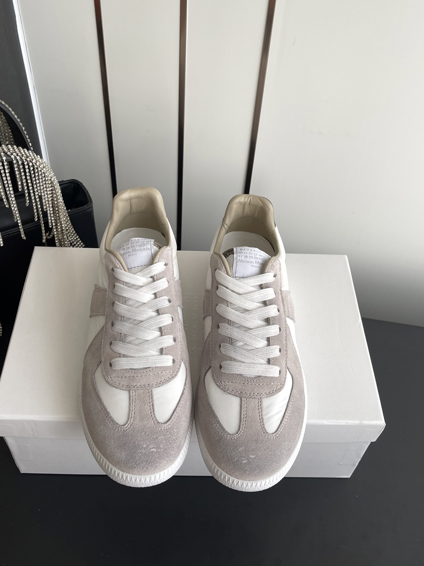NO:906020,Maison Margiela MM6 Classic moral training shoes, casual sports shoes, couple models, ghost designer brand, an affordable luxury brand. This German training shoe continues the classic T-shaped leather splicing design. It has been carefully improved many times by the design team. The soft and delicate characteristics are combined with the fashionable fabric surface, making it ultra-soft and comfortable while maintaining good breathability. Comfort and texture go hand in hand, making it easy to wear any combination in all seasons.  Original custom-made imported cowhide/suede/canvas lining, imported soft sheepskin lining, original open-molded rubber wear-resistant tendon bottom, size 35-45 (40 for women, 45 for men, customized), casual shoes/sports shoes, masion margiela, masion margiela, sneakers, cowhide, sheepskin, chamois leather19860909Maison Margiela MM6 马吉拉 经典德训鞋 休闲运动鞋 情侣款 鬼才设计师品牌一个轻奢品牌 这一款德国训练鞋延续了经典的T形真皮拼接设计 经过设计团队多次的精心改良 柔软细腻的特点与时尚潮流的布面相结合 使其既有超高的柔软舒适度 又同时保持不错的透气性能~舒适与质感并行 轻松驾驭四季穿着任何搭配 原版定制进口牛皮/麂皮/帆布 内里 进口柔软羊皮里 原版开模橡胶耐磨牛筋底 码数35-45（女40 男45订做）,休闲鞋/运动鞋,masion margiela,masion margiela,sneakers,cowhide,sheepskin,chamois leather,Women's Shoes