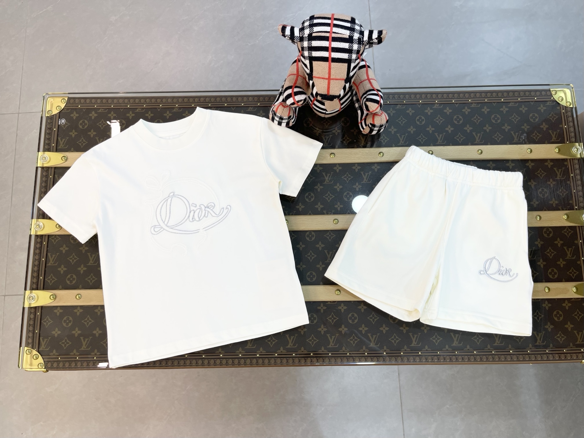158 yuanes un conjunto, tallas 100-150cm DIOR 迪奥 2026 colección de primavera para niños, conjunto nuevo, camiseta con b…
