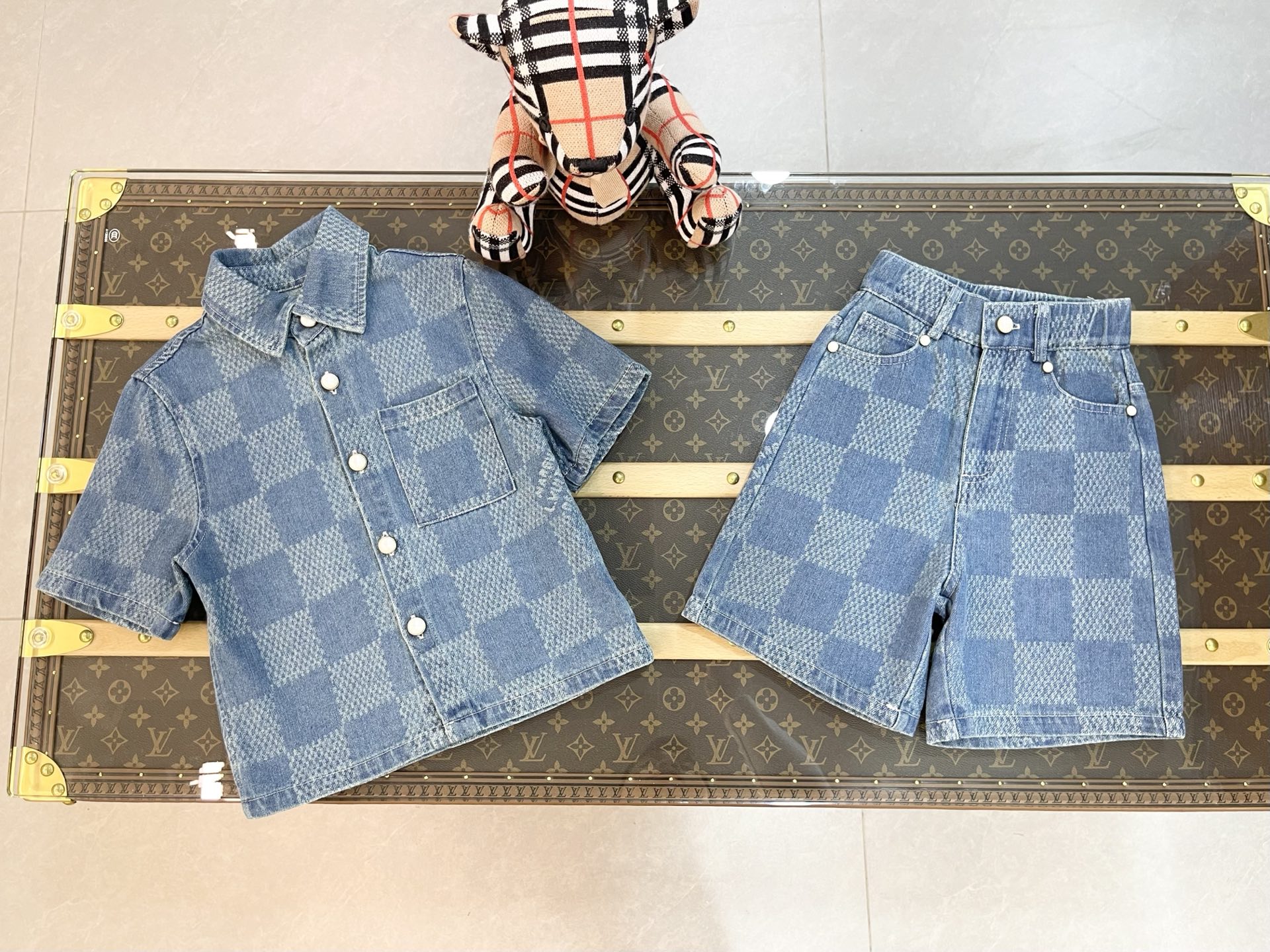 238 RMB por conjunto. Nuevo conjunto de mezclilla para niños LOUIS VUITTON 2026 de primavera temprana. Tela suave de 28…