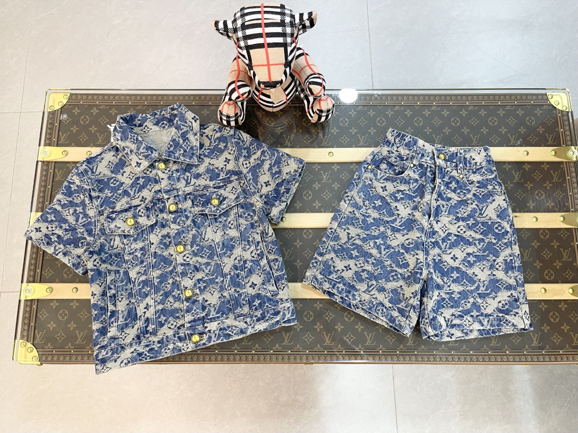 258 yuanes el conjunto. LOUIS VUITTON 2026 colección de primavera temprana, nuevo conjunto de mezclilla para niños. Tej…