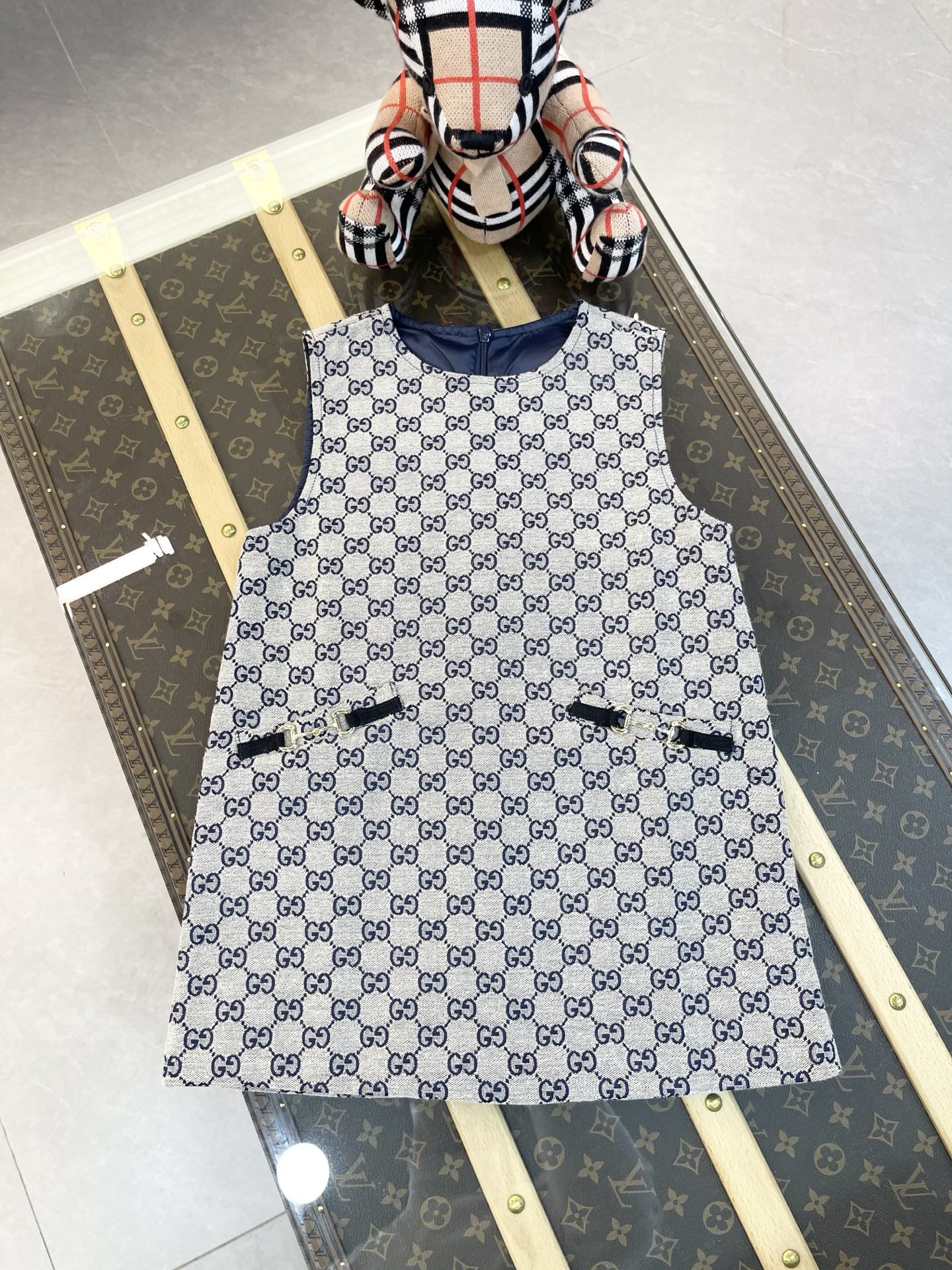 138 yuanes sin descuento tallas 80-160cm GUCCI Gucci 2026 primavera temprana niños nueva camiseta sin mangas y falda te…