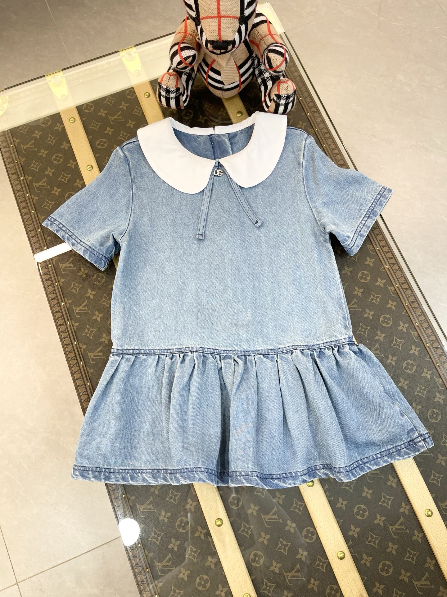 NO:850255,Size - 150cm DOE&GABBANA 2026 early spring children's clothing new denim skirt Heavy washing process 280g soft Q-elastic fabric Original quality Customized hardware buttons Look for high-quality girls Color wash blue Size:..120.130.140.150. Ready-made, clothes, Dolce&Gabbana, skirts,19860909尺寸-150cm DOE&GABBANA 杜嘉班纳 2026早春童装新款牛仔裙子 重磅洗水工艺 280g柔软Q弹面料 原版品质 定制五金 纽扣 认准高品质女童 颜色洗水蓝 尺码:..120.130.140.150.现货,衣服,Dolce&Gabbana,skirts,,Children's
