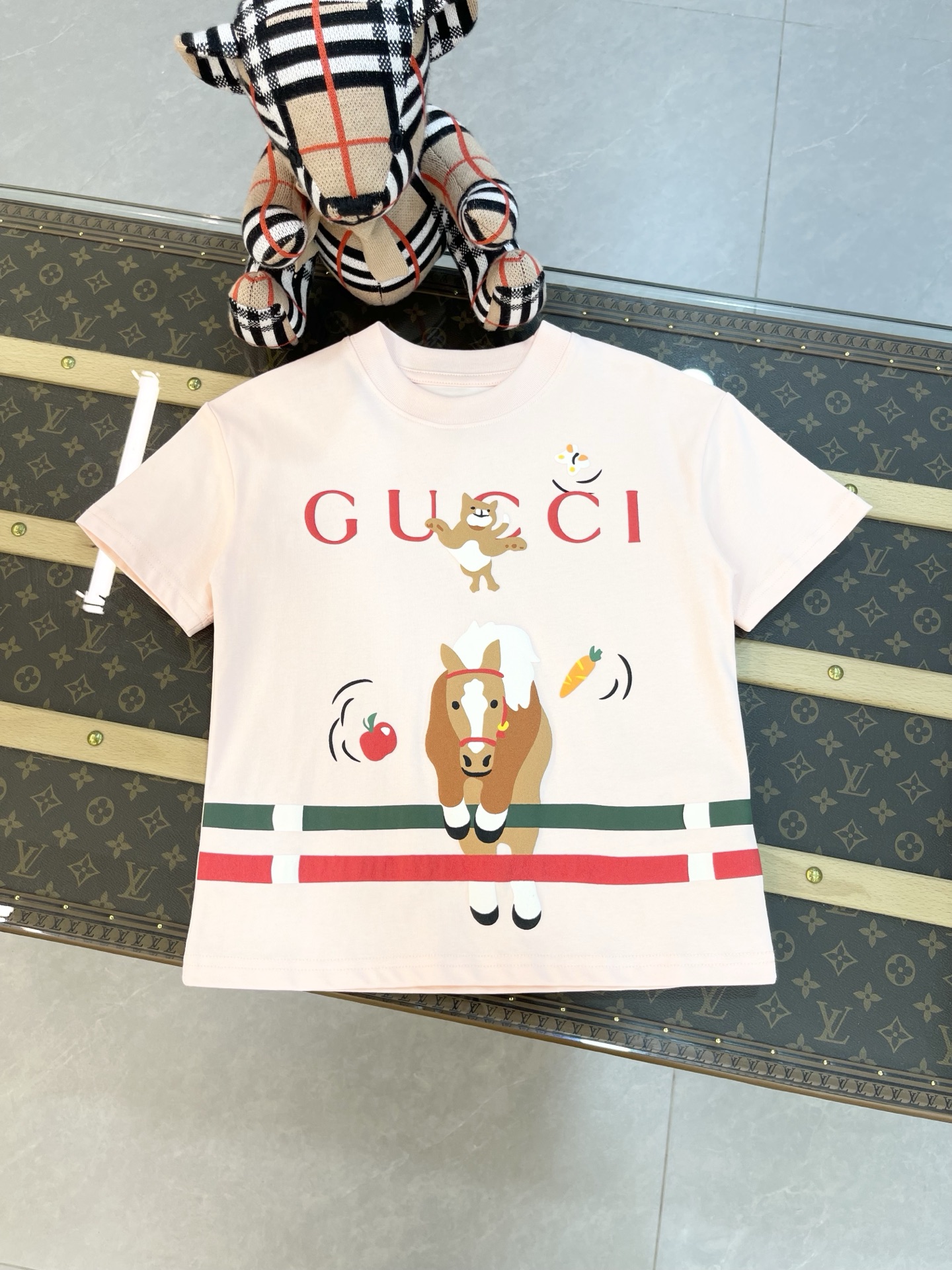 跑量价¥79无少，GUCCI 古奇 2026早春童装新款短袖 马年🐎系列植绒发泡印花工艺T恤 原版品质 230g重磅面料 认准高品质👧女童 颜色：浅粉色 尺码:100.110.120.130.140.150.现货