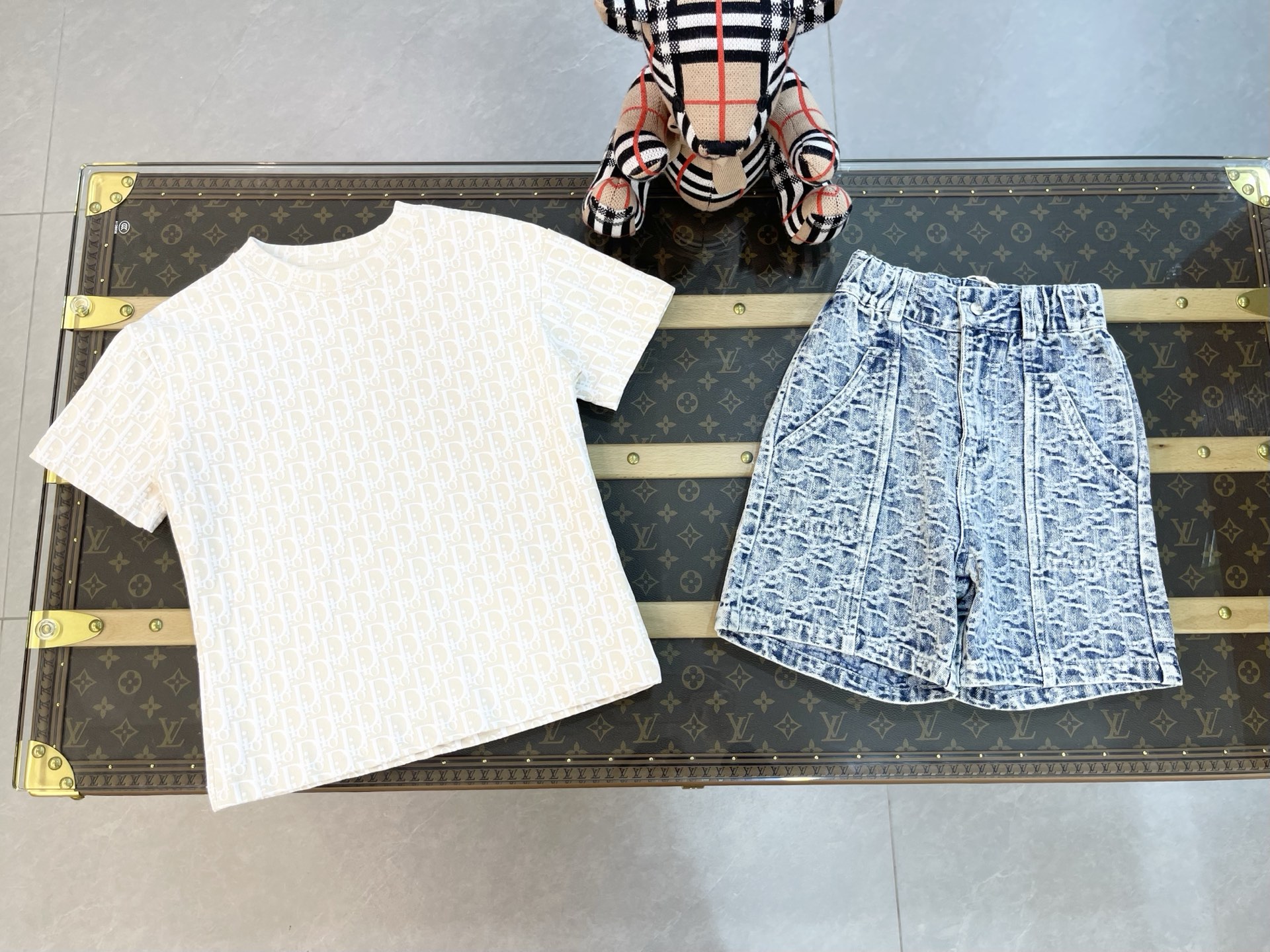Precio de venta ¥79 sin menos DIOR 2026 nueva temporada de primavera para niños camiseta de manga corta, proceso de est…