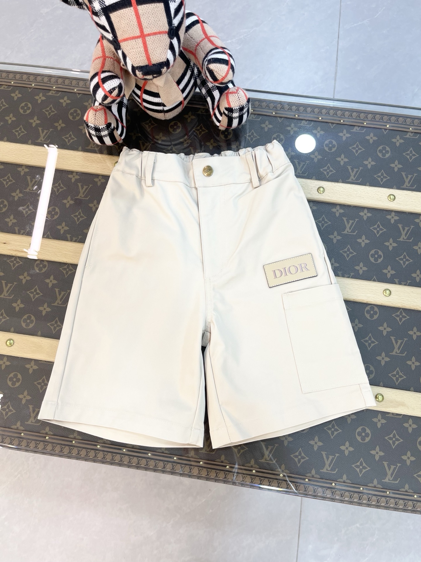 Precio de volumen ¥128 sin descuento DIOR 迪奥 2026 primavera temprana niños nuevo pantalón corto etiqueta de cuero perso…