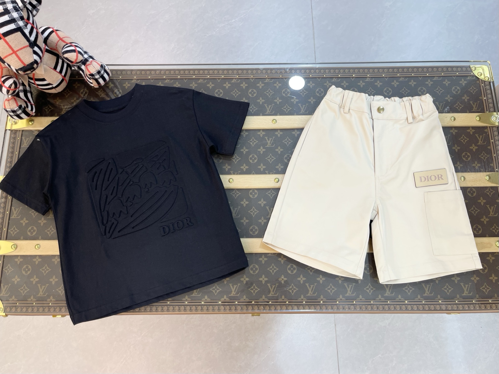 Tallas: 100-150 @178 sin descuento un conjunto DIOR 2026 nueva colección de niños manga corta camiseta con textura cali…