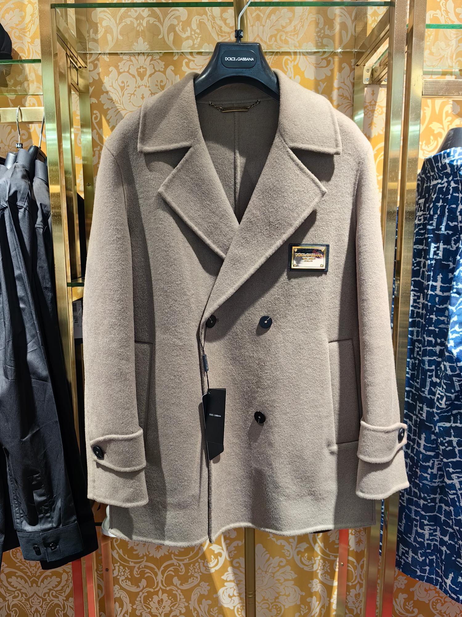 𝘿𝙊𝙇𝘾𝙀 & 𝙂𝘼𝘽𝘽𝘼𝙉𝘼 2024 nuevo traje, herrajes DG cosidos a mano en el pecho, modelo de pasarela de la realeza …