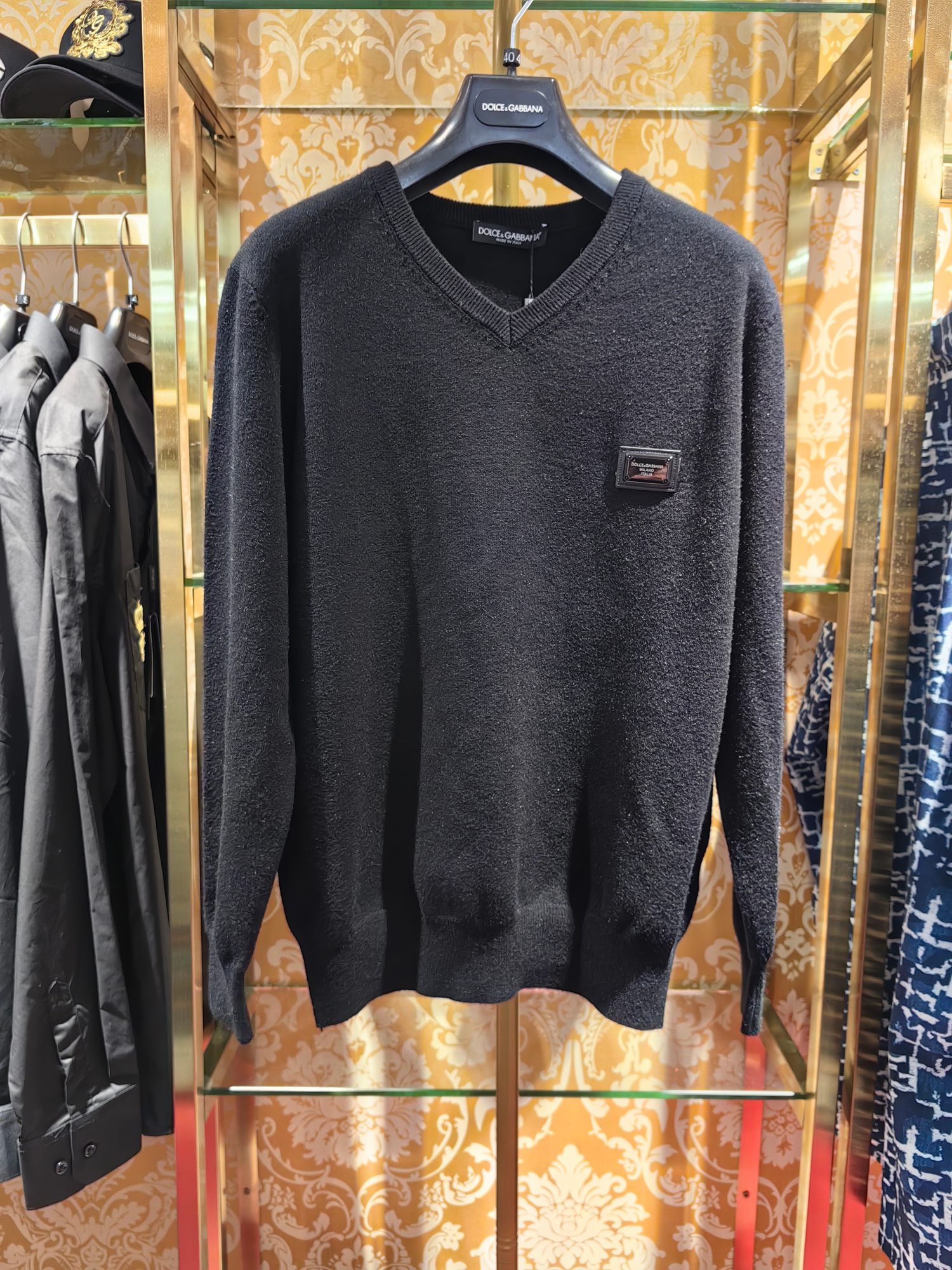 𝘿𝙊𝙇𝘾𝙀 & 𝙂𝘼𝘽𝘽𝘼𝙉𝘼 2024 otoño/invierno nuevo, único suéter de cuello V en tiendas, mismo modelo que en tiendas…