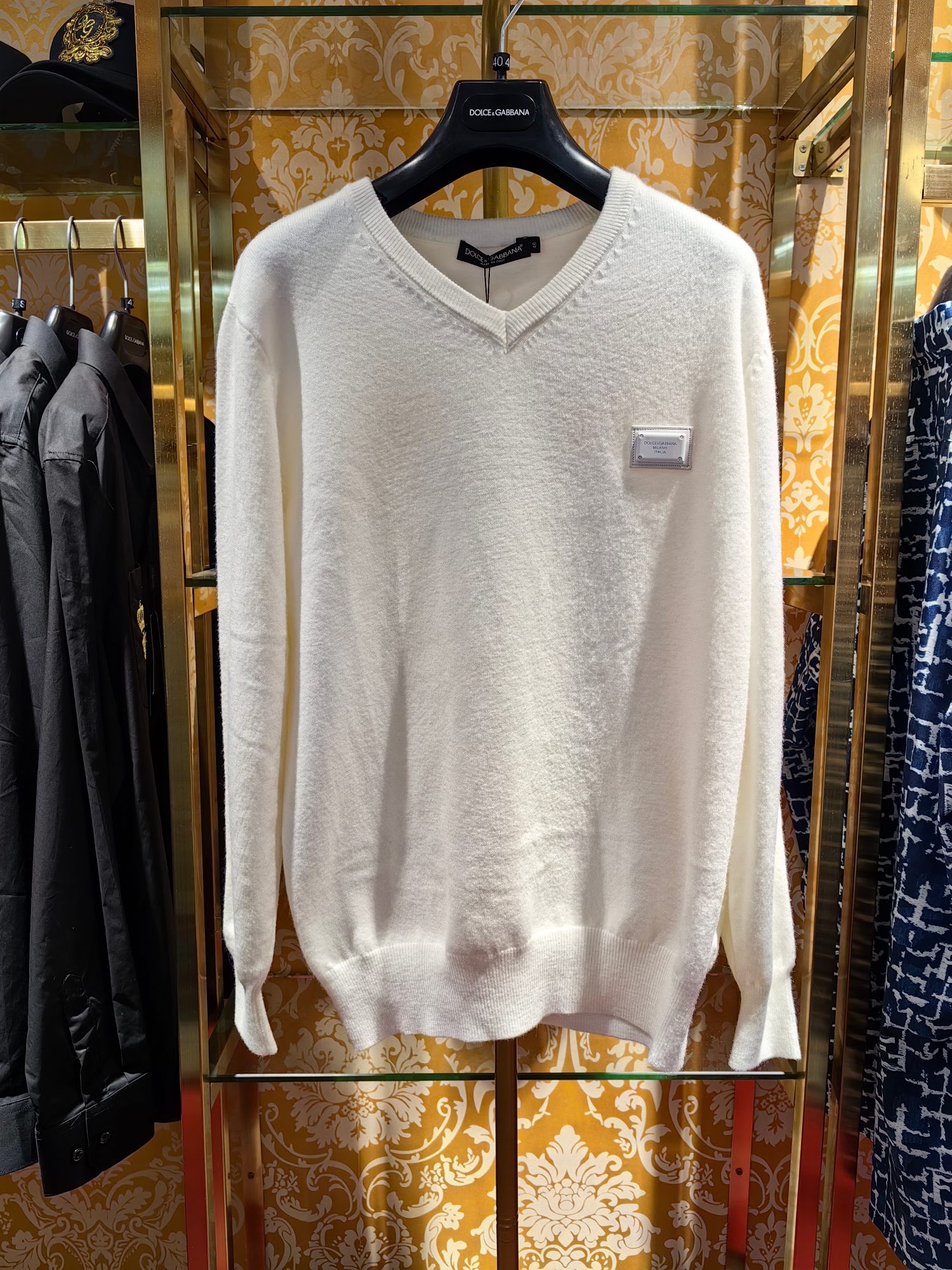 𝘿𝙊𝙇𝘾𝙀 & 𝙂𝘼𝘽𝘽𝘼𝙉𝘼 2024 otoño/invierno nuevo, único suéter de cuello V en tiendas, mismo modelo que en tiendas…