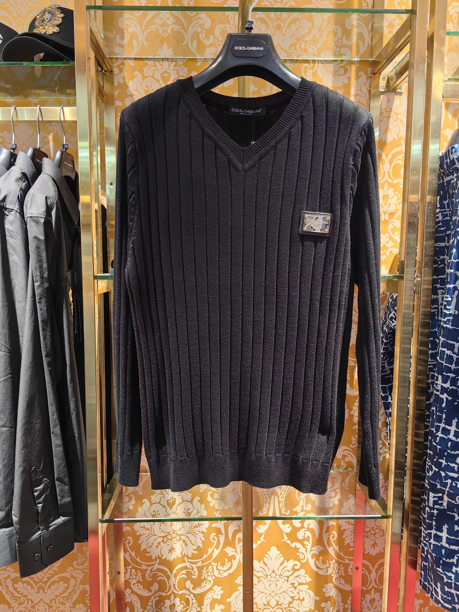 𝘿𝙊𝙇𝘾𝙀 & 𝙂𝘼𝘽𝘽𝘼𝙉𝘼 2024 otoño/invierno nuevo, suéter de cuello V, mismo modelo que en tiendas, manga larga, co…