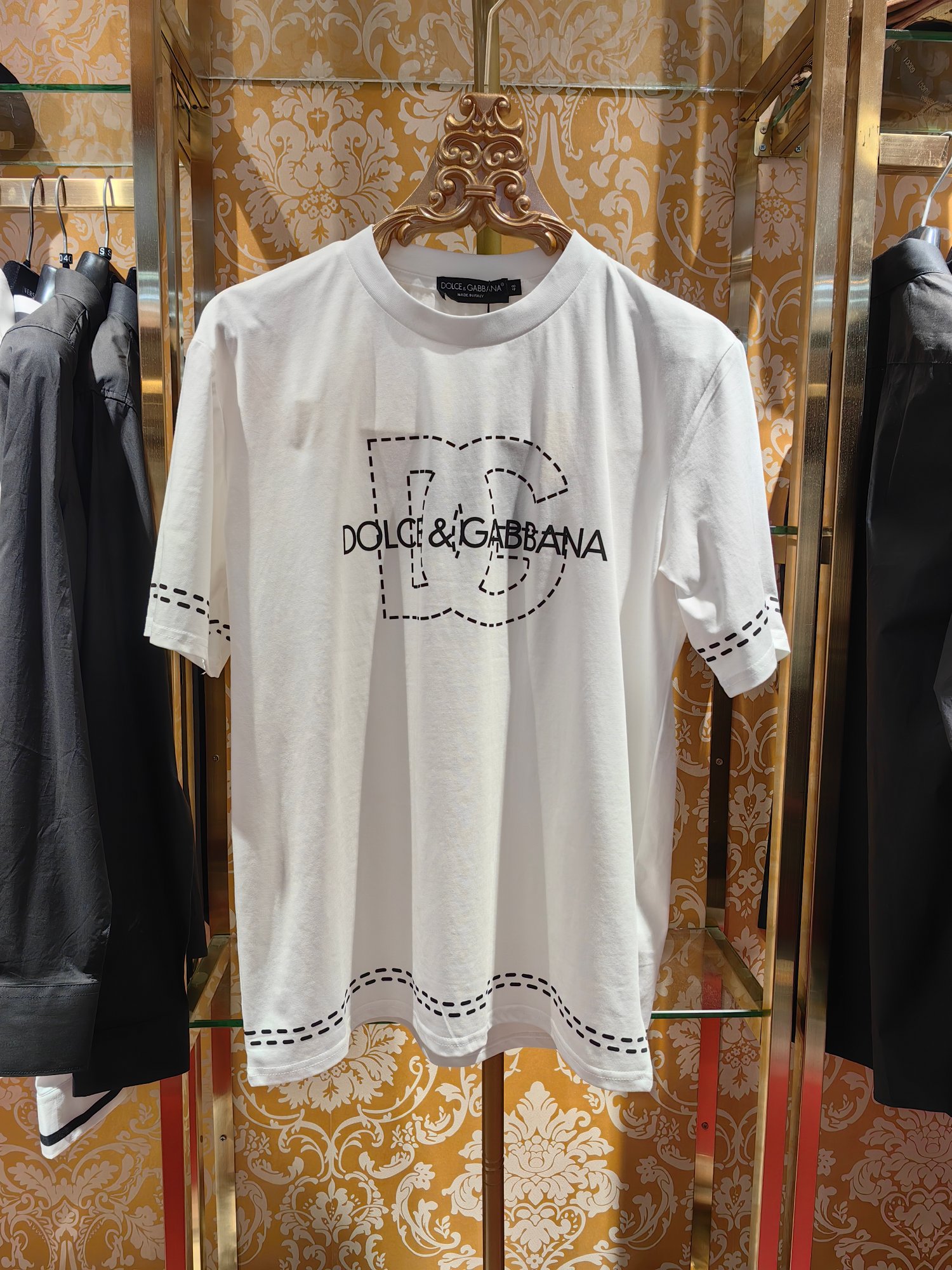 NO:123907,& 2025/ss latest T-shirt DG round neck high-definition printing 230g pure cotton imperial cotton plait woven and dyeing is not a double yarn fabric for the market. Different from the market. The feel is particularly soft and comfortable to wear in summer. Simple and fashionable. The upper body looks very good. Counter synchronization. Men and women are the same. Slim fit style. Color white/black. Number of 46-52.,Dolce&Gabbana,tees, t-shirt,alexander wang.19860909& 2025/ss最新款T恤 DG圆领高清印花 230克纯棉御品棉订织订染 不是市场的双纱面料 区别市场货 手感特别柔软夏天穿非常舒服 简单时尚永不过时 上身超好看 专柜同步 男女同款 修身版型 颜色 白/黑 码数46-52,,Dolce&Gabbana,tees，t-shirt,alexander wang,Men's clothing