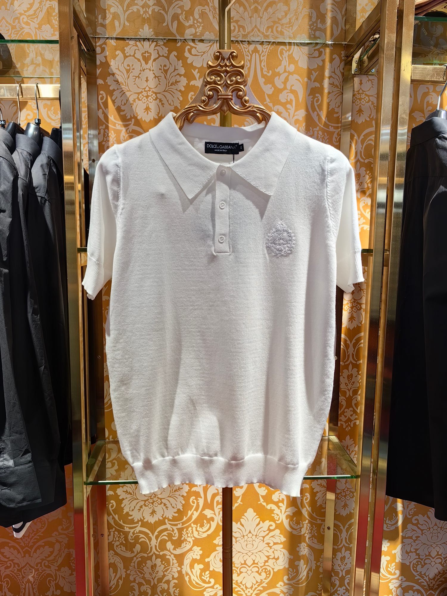 NO:123910,& 2025/ss new knitted sweater polo DG logo embroidery fabric is perfectly made of 14 needles from imported machines. Counter one to one, upper body spirit, comfortable and breathable, slim fit style Exclusive source Color Black/White Number of codes 46 48 50 52,,Dolce&Gabbana,alexander wang19860909& 2025/ss新款针织衫polo DG logo刺绣 面料采用进口机器14针完美制作 专柜一比一 上身精神 舒适透气 修身版型 独家货源 颜色 黑色/白色 码数 46 48 50 52,,Dolce&Gabbana,alexander wang,Men's clothing