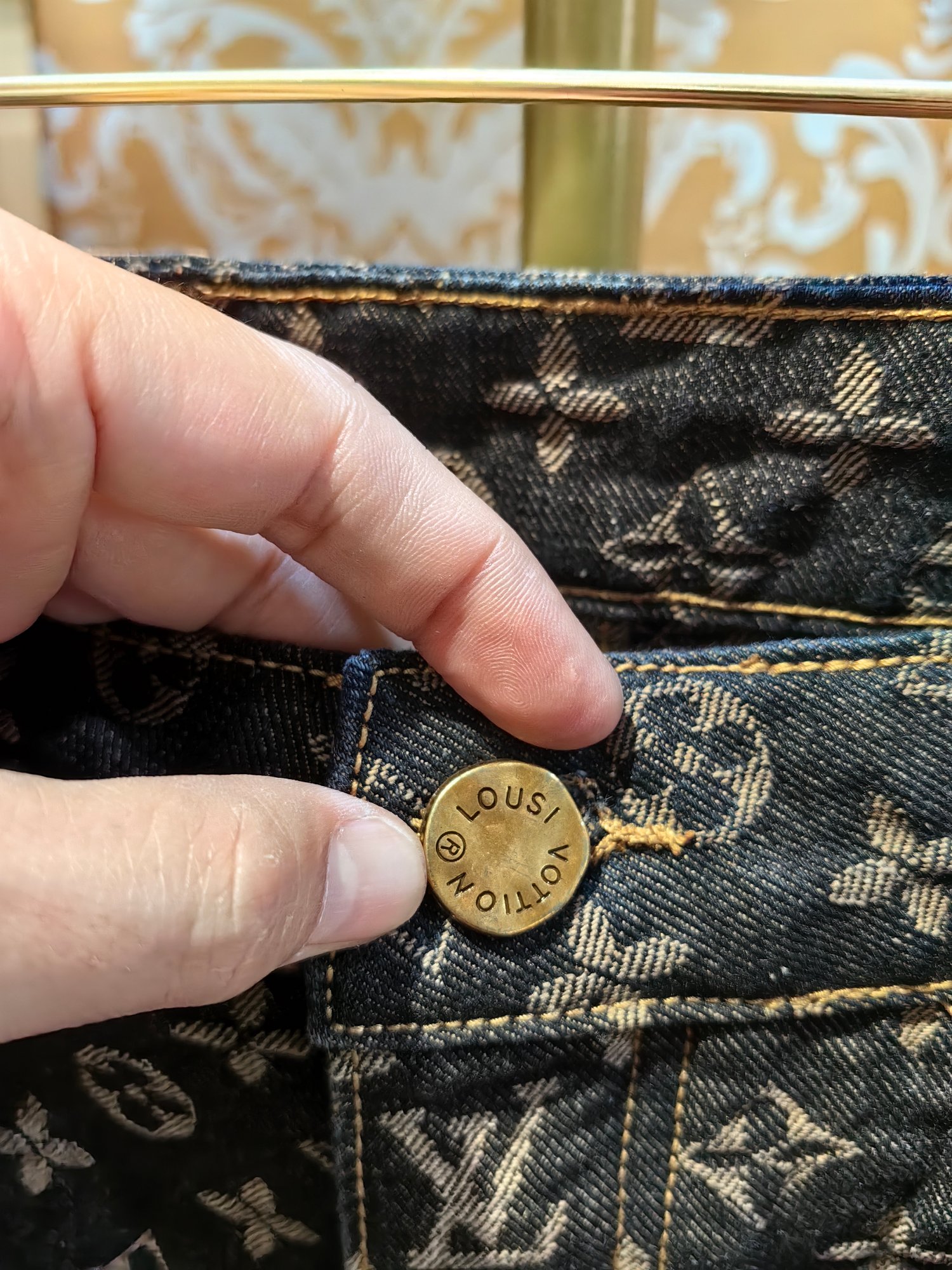 Louis Vuitton 经典老花logo牛仔裤 - クラシックデザインと上質な仕立て