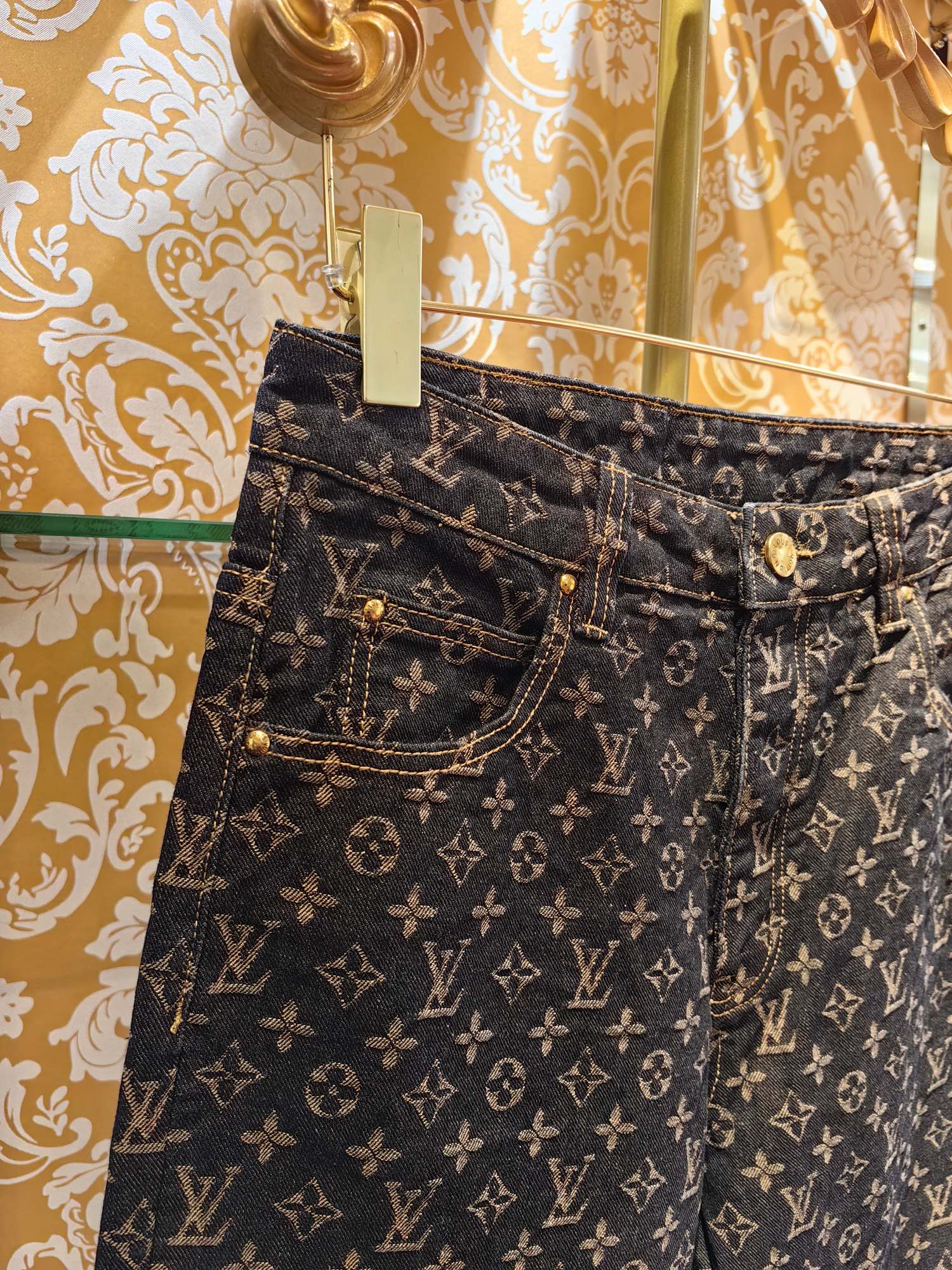 Louis Vuitton 经典老花logo牛仔裤 - クラシックデザインと上質な仕立て